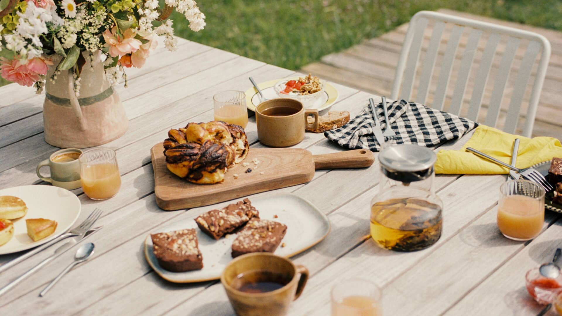 gedeckter Frühstückstisch im Maison Le Détour