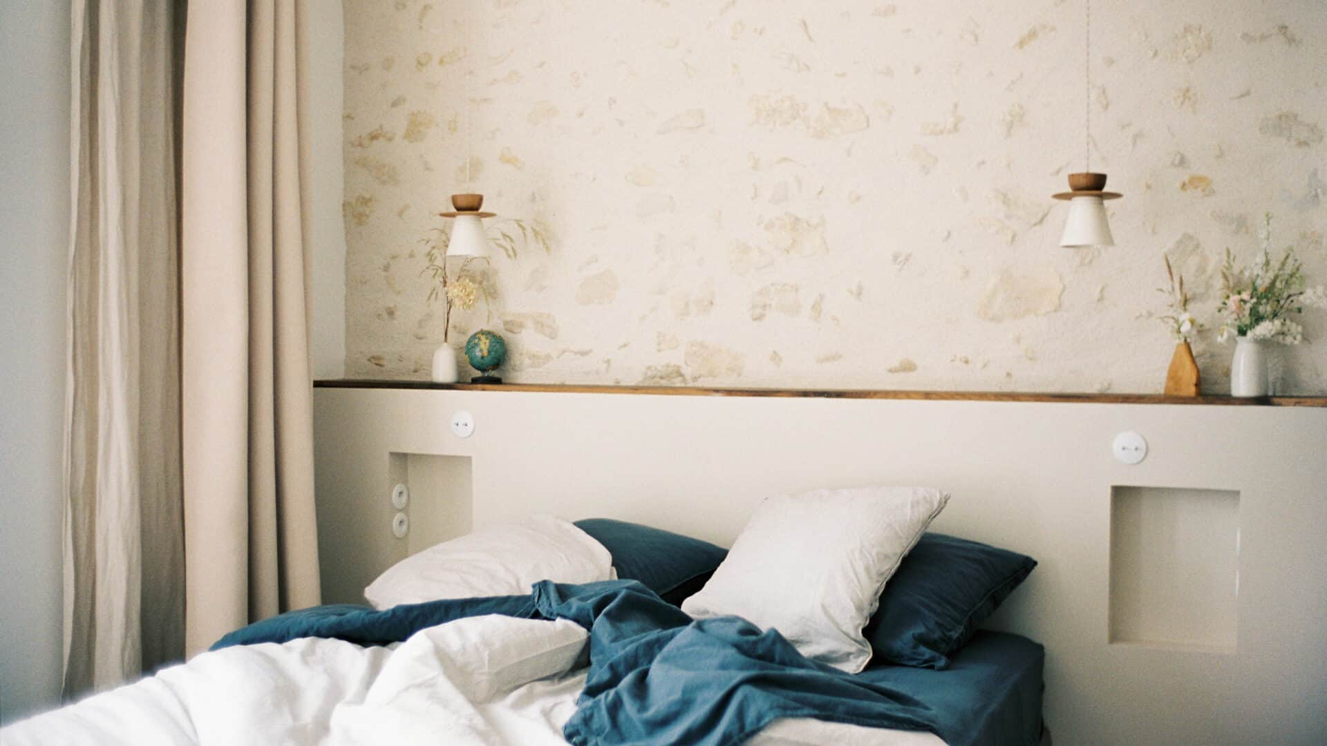Doppelbett im Schlafzimmer, Maison Le Détour