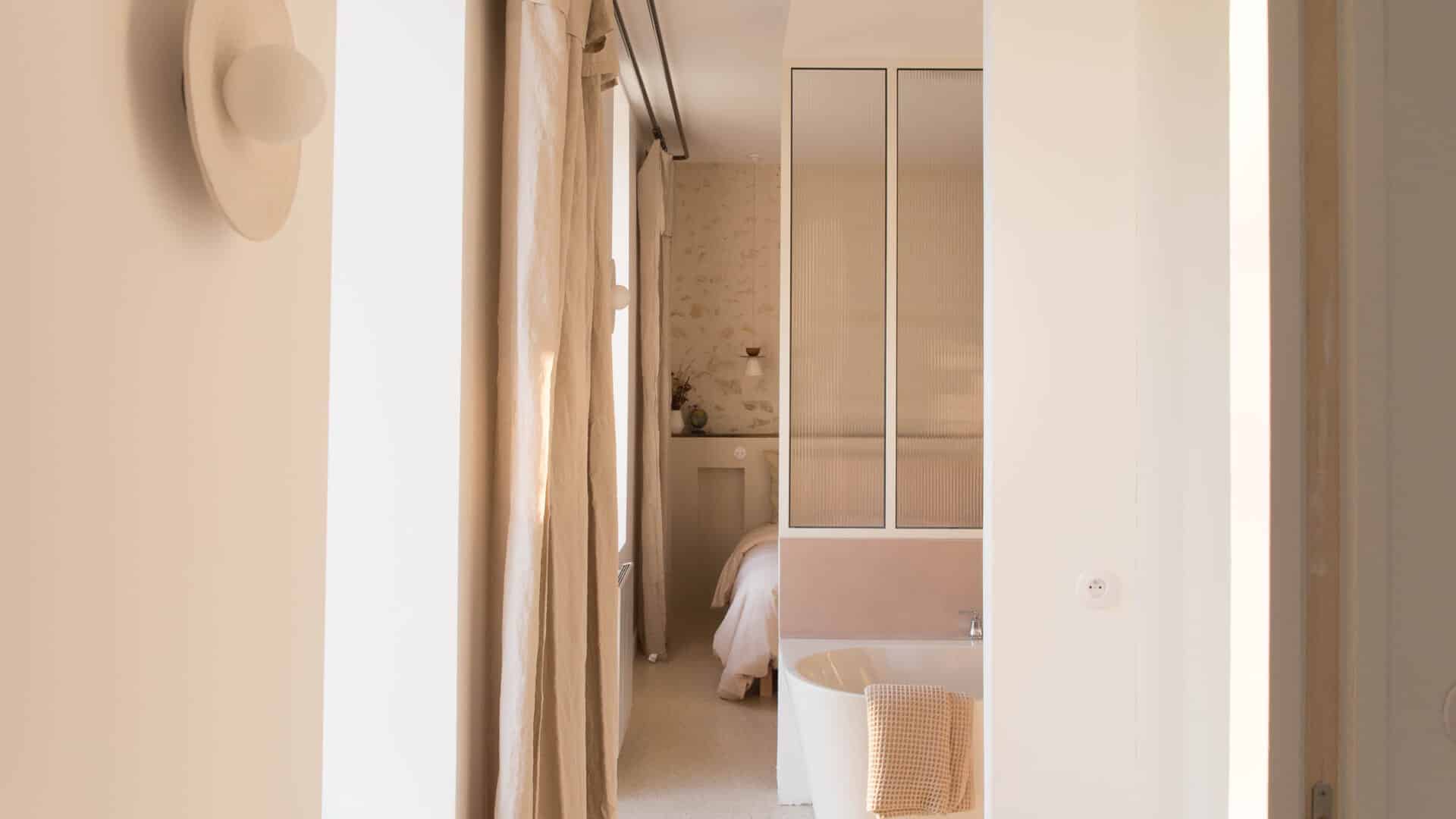 Blick in den Schlafraum mit Bad, Maison Le Détour