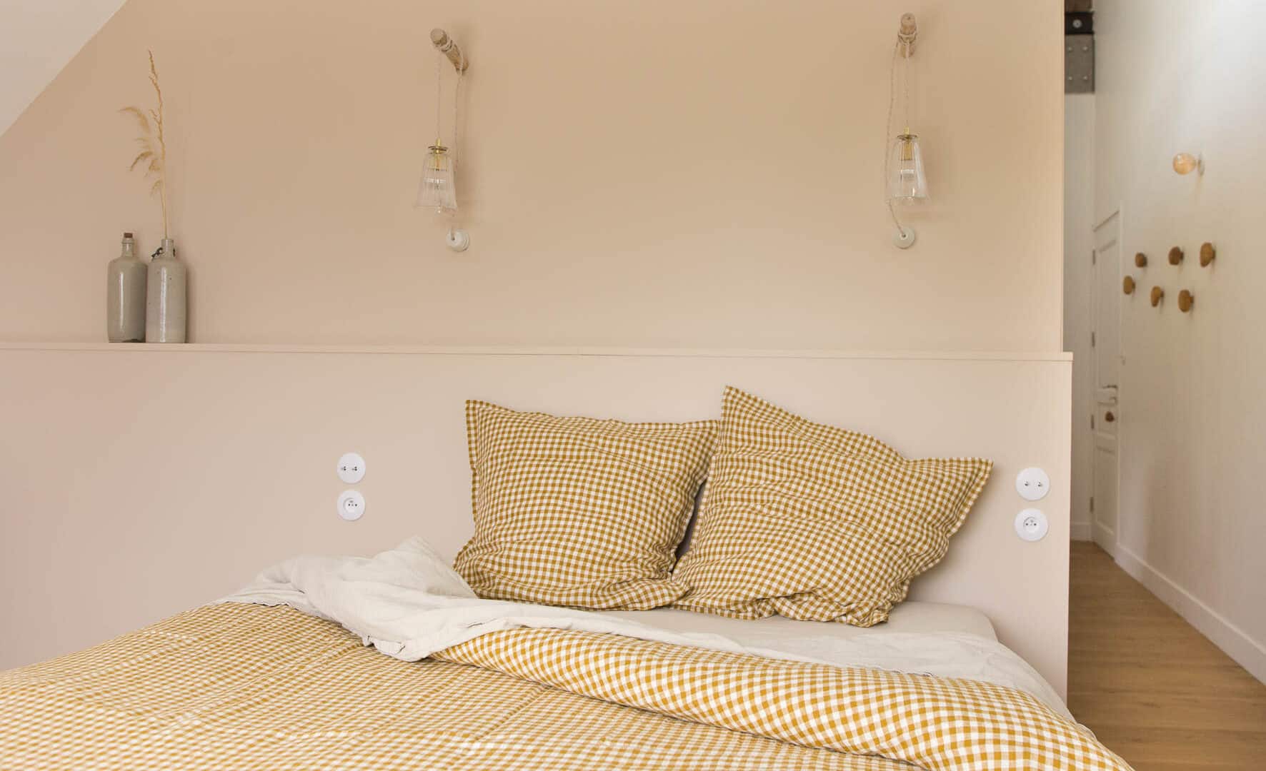 Bett mit zwei Kissen im Maison Le Détour