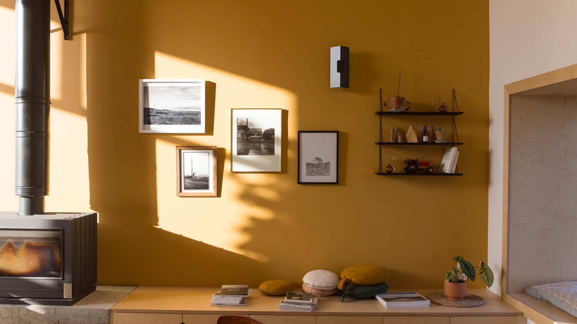 Bilder an der Wand über Kommode, Maison Le Détour