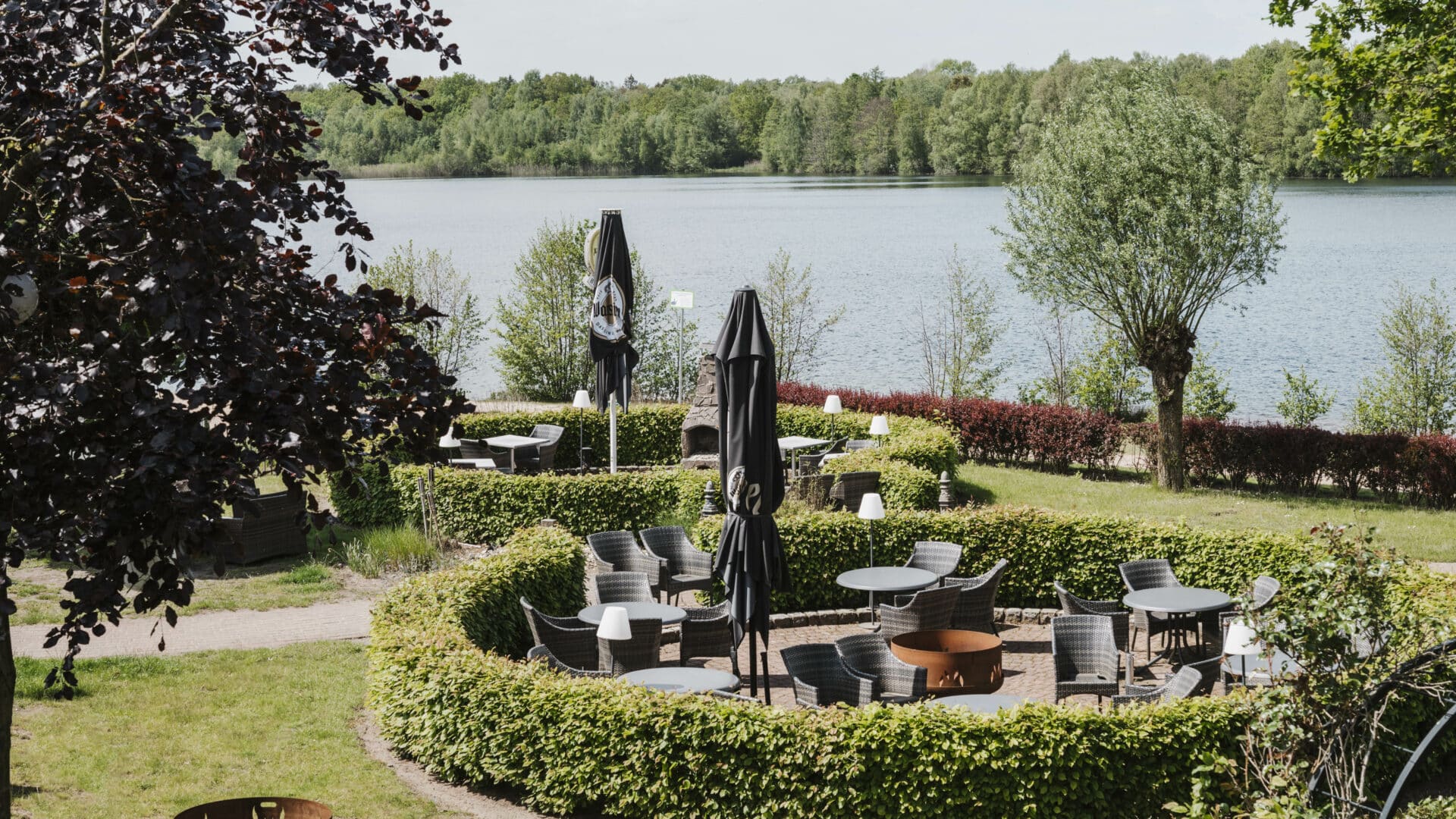 Außensitzplätze des Seehotel Gronau