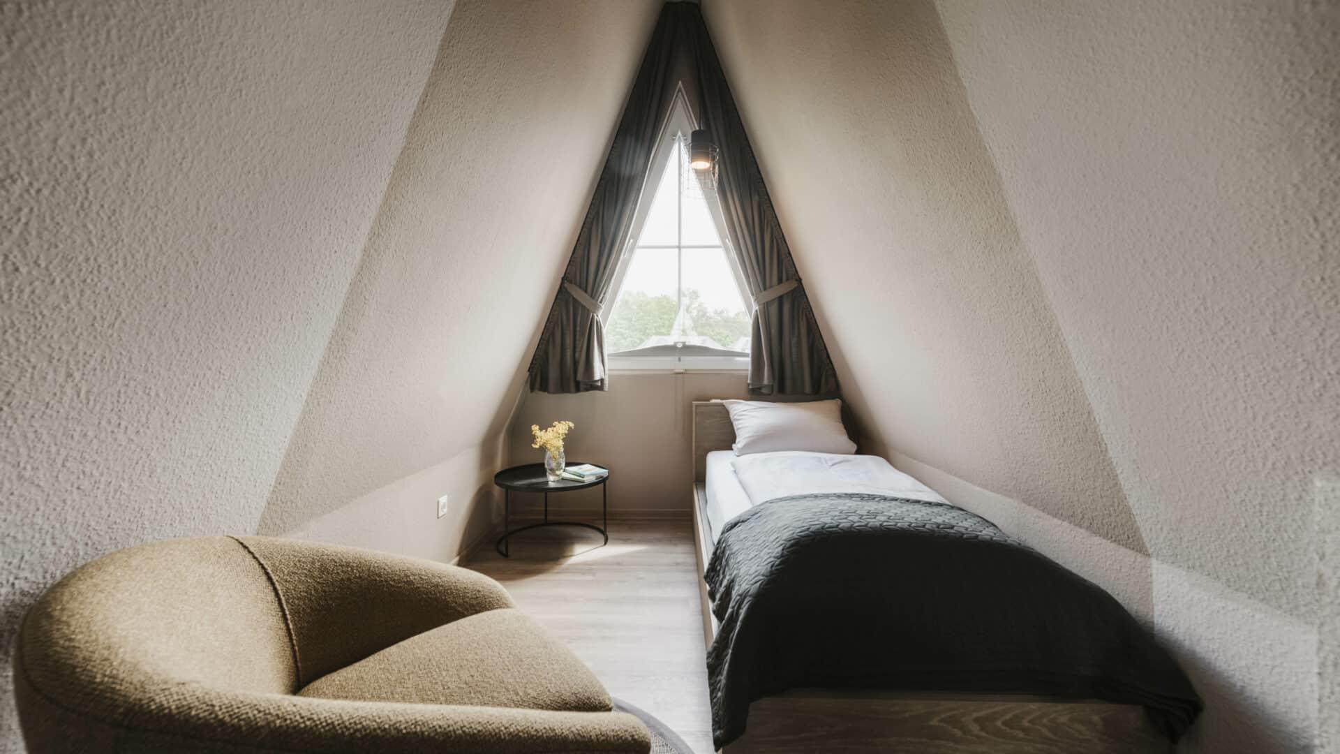 Einzelbett im Giebel des Seehotel Gronau