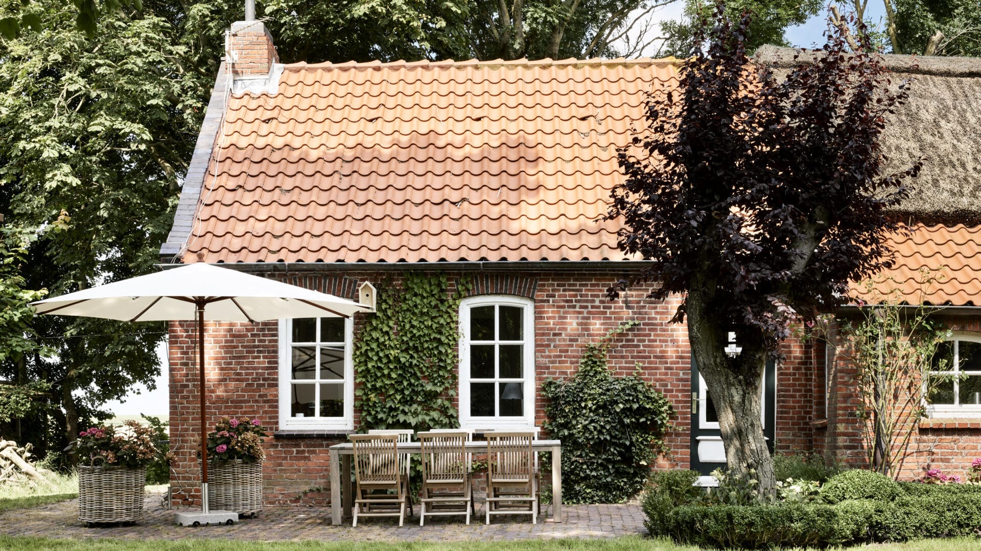 Gulfhaus am Mandepolder, Ostfriesland, Nordsee, Ferienhaus, Architektur, Boutique-Ferienhaus, Reetdach, Friesenhaus