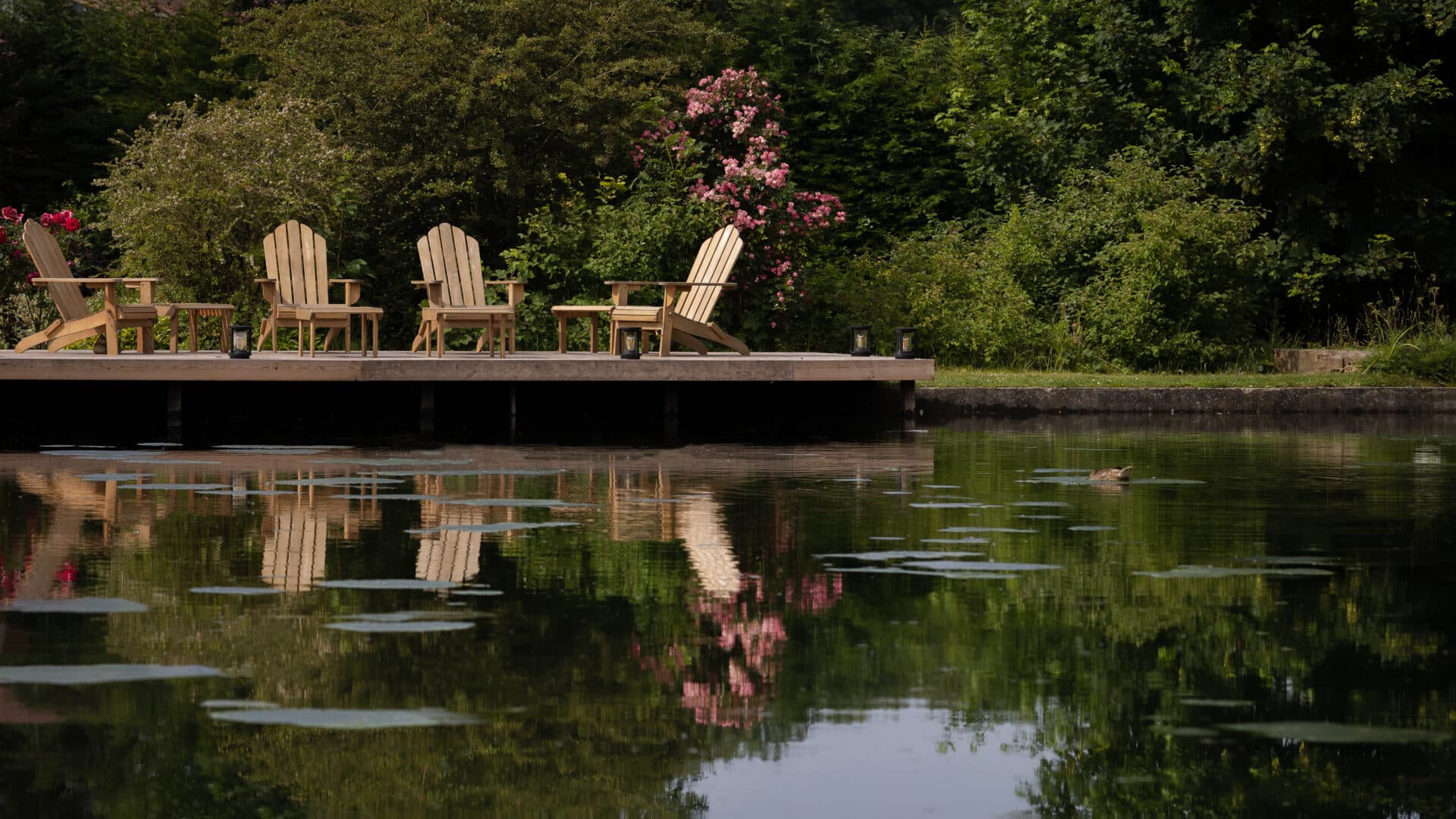 Steg mit Sitzplatz am See im Moulin Moulin