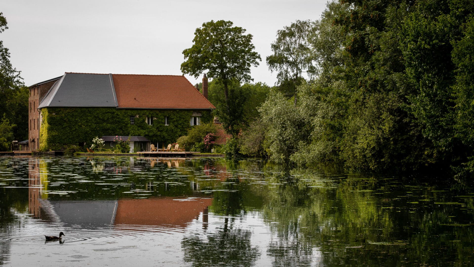 Ansicht Haus mit See im Moulin Moulin