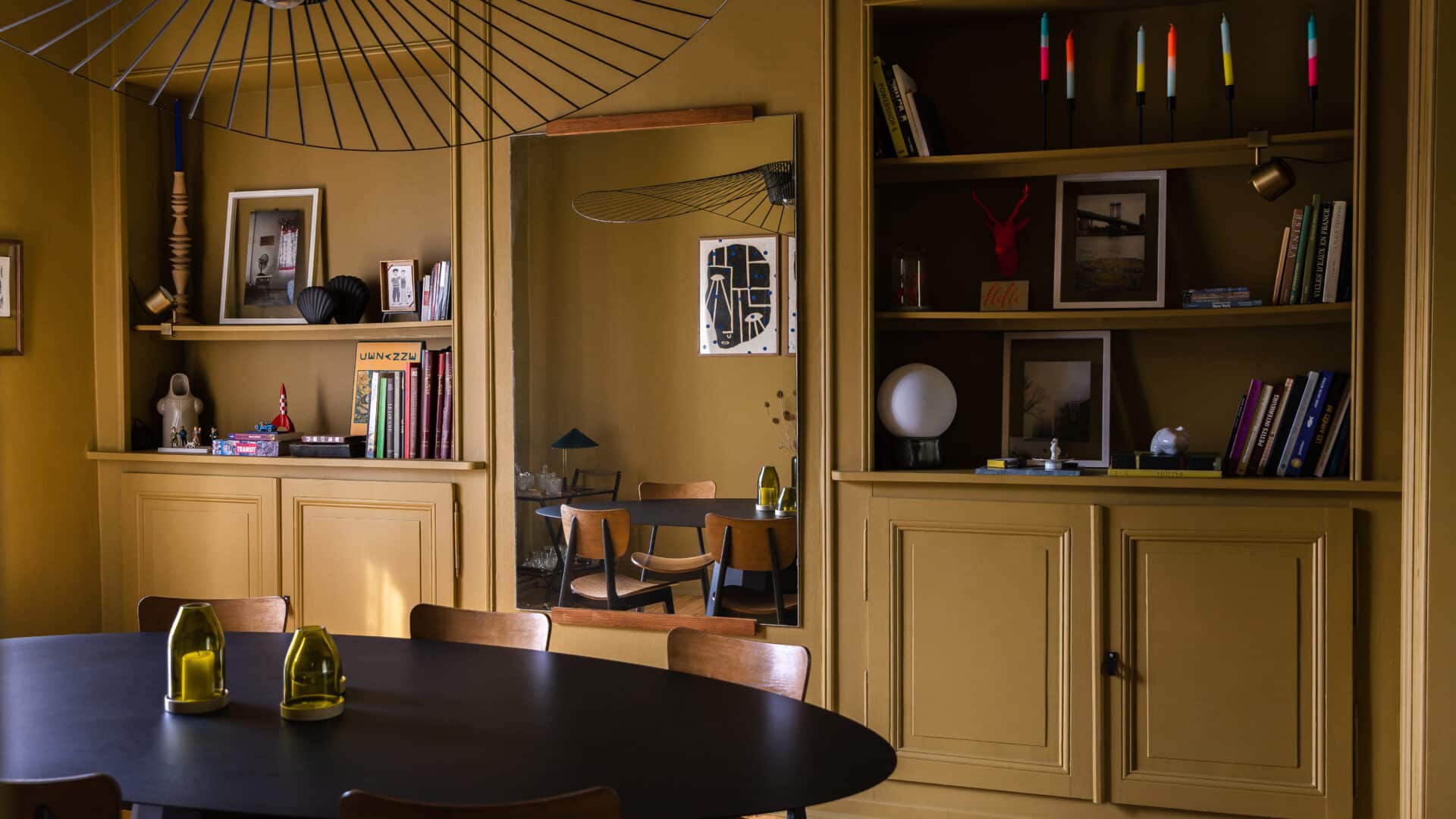 Wohnzimmer mit Esstisch im Moulin Moulin