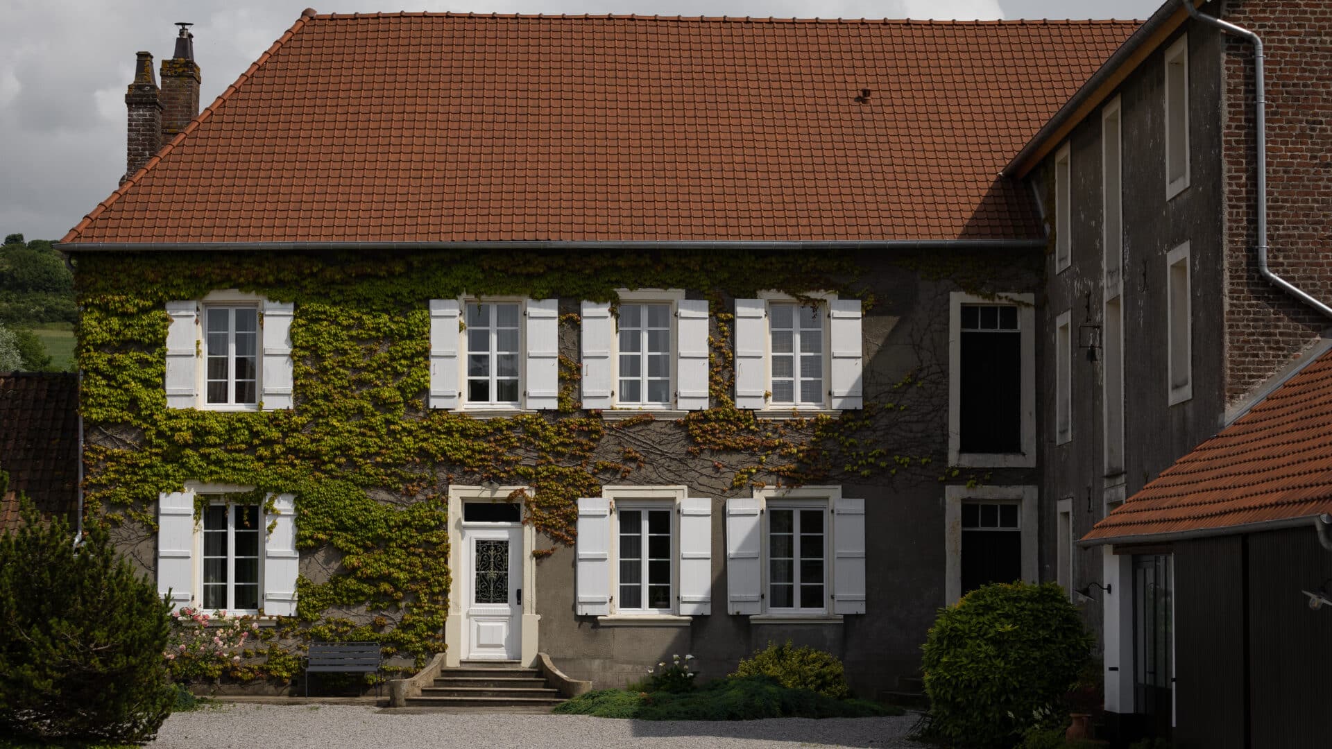 Fassade mit Wein bewachsen Moulin Moulin