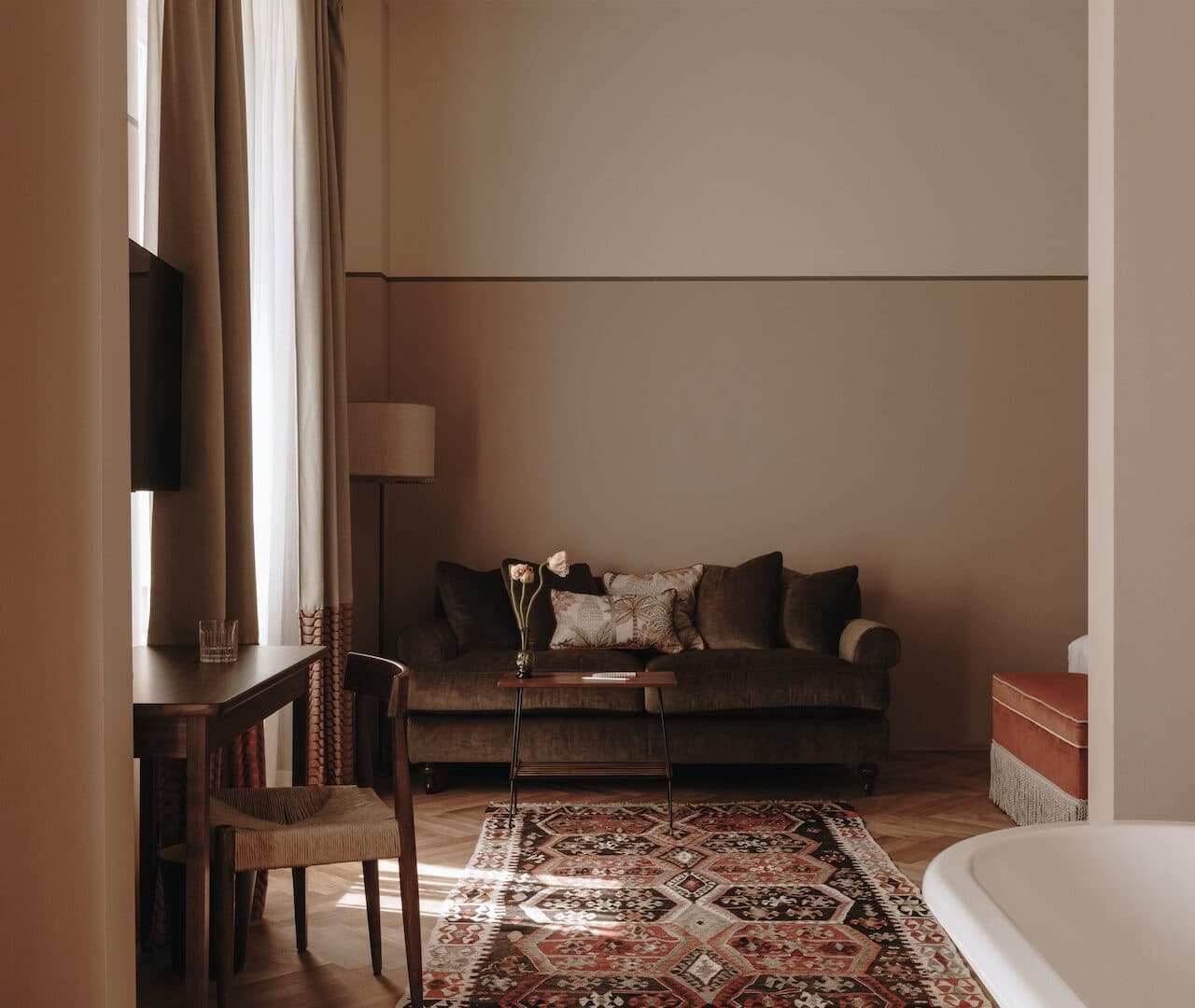 Sofa im Hotelzimmer des Parkhotel Mondschein