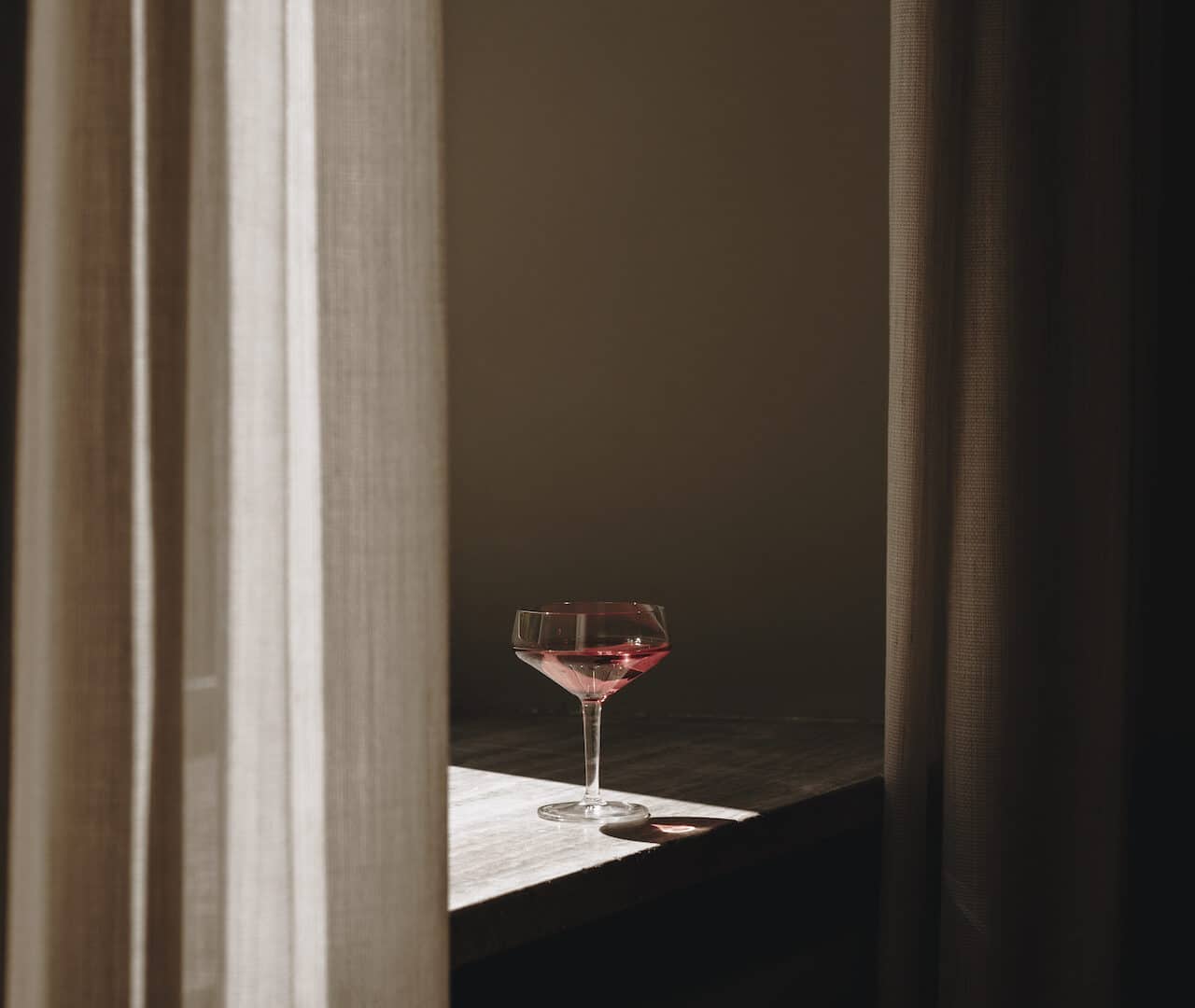 Detail: Drink auf Fensterbank im Parkhotel Mondschein