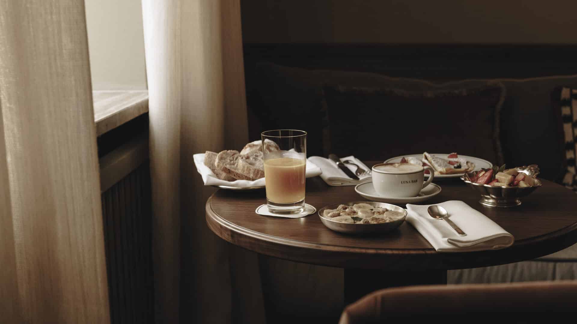 gedeckter Frühstückstisch im Parkhotel Mondschein
