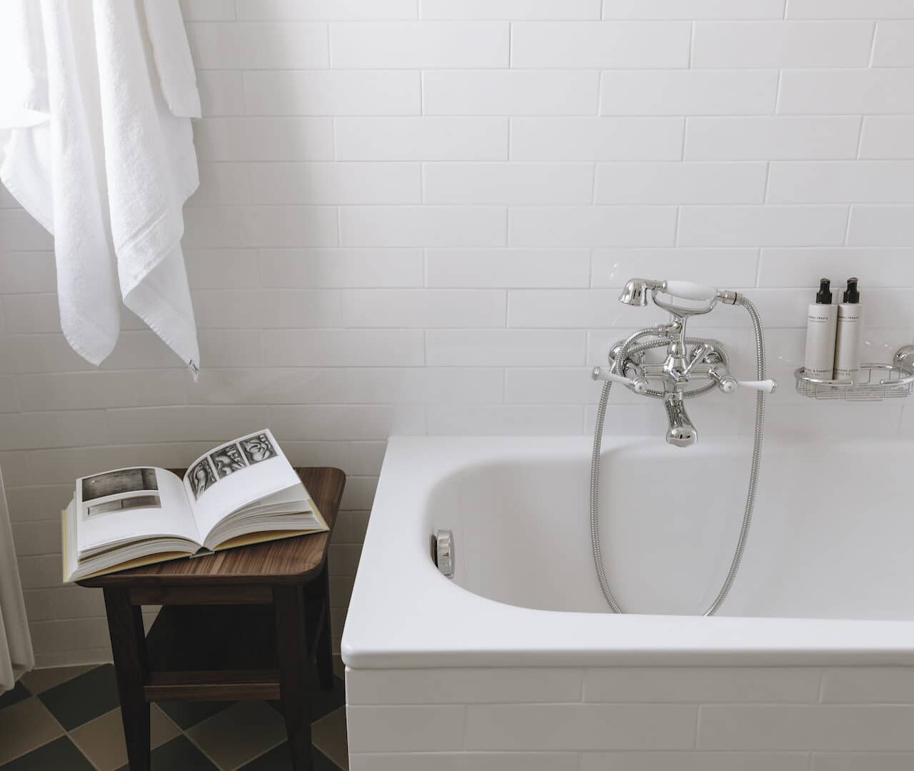 Badewanne mit aufgeschlagener Zeitschrift im Parkhotel Mondschein