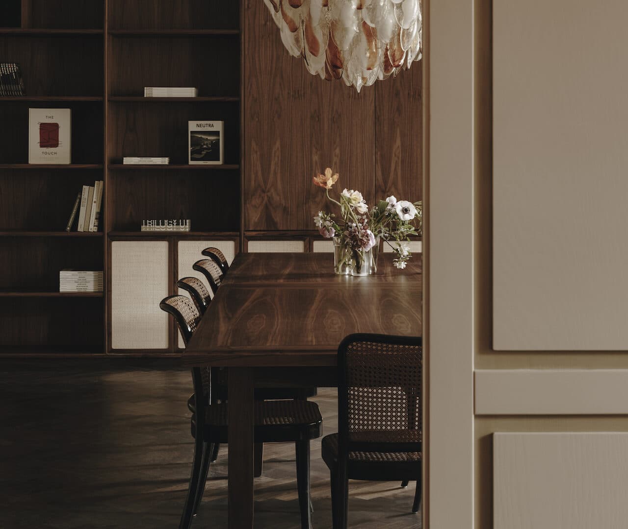 Esstisch und Regal im Parkhotel Mondschein