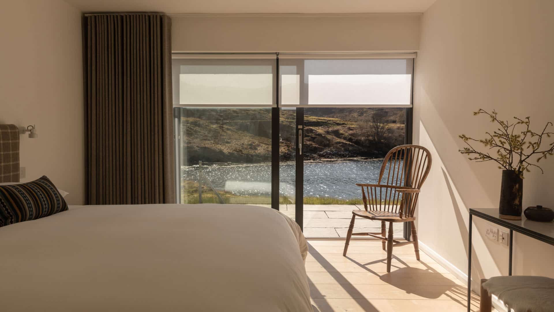 Doppelbett im Zimmer mit Ausblick aufs Meer, Net Store