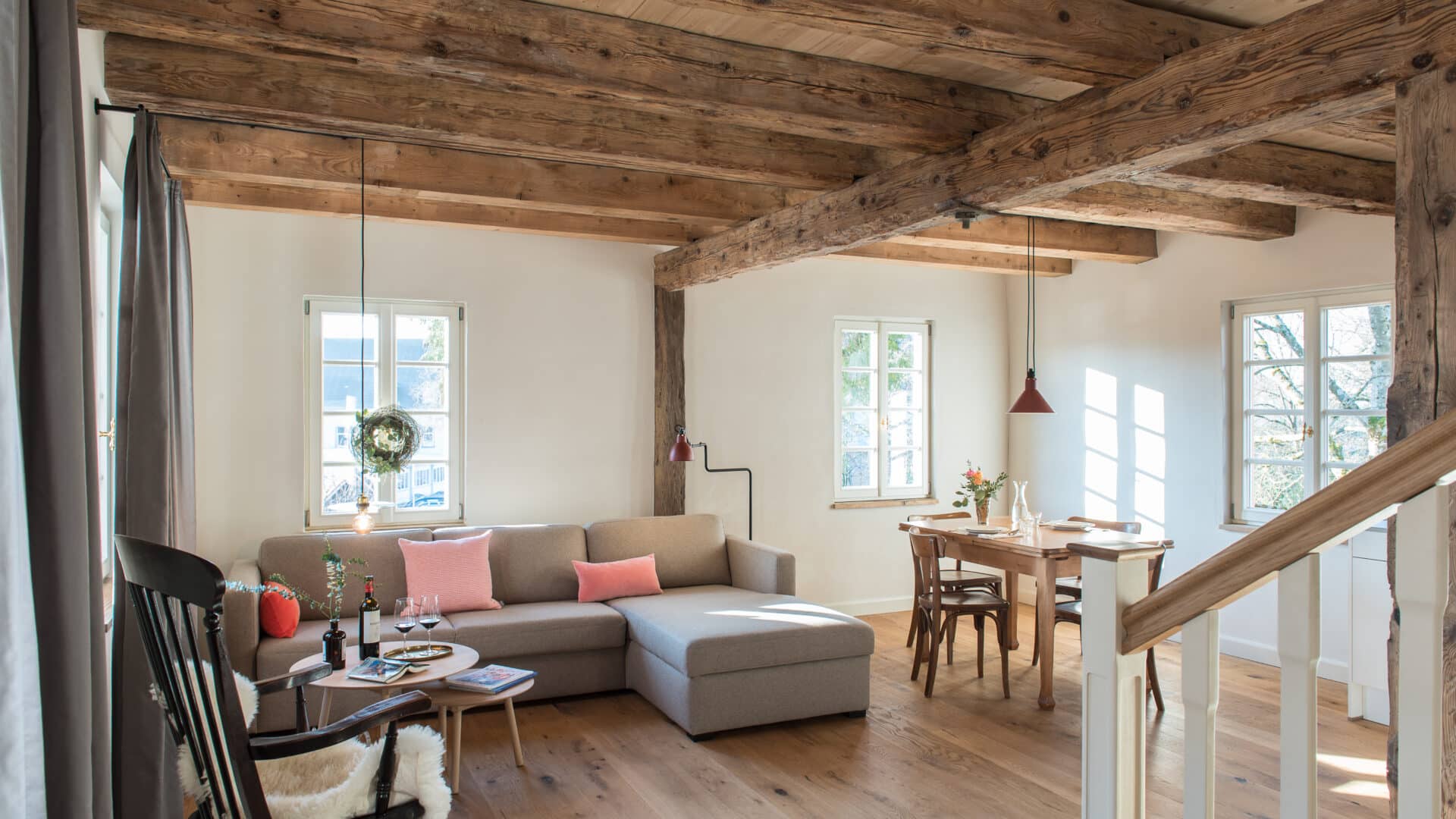 Wohnzimmer mit Sofaecke und Esstisch in Ferienwohnung des Palais Wunderlich