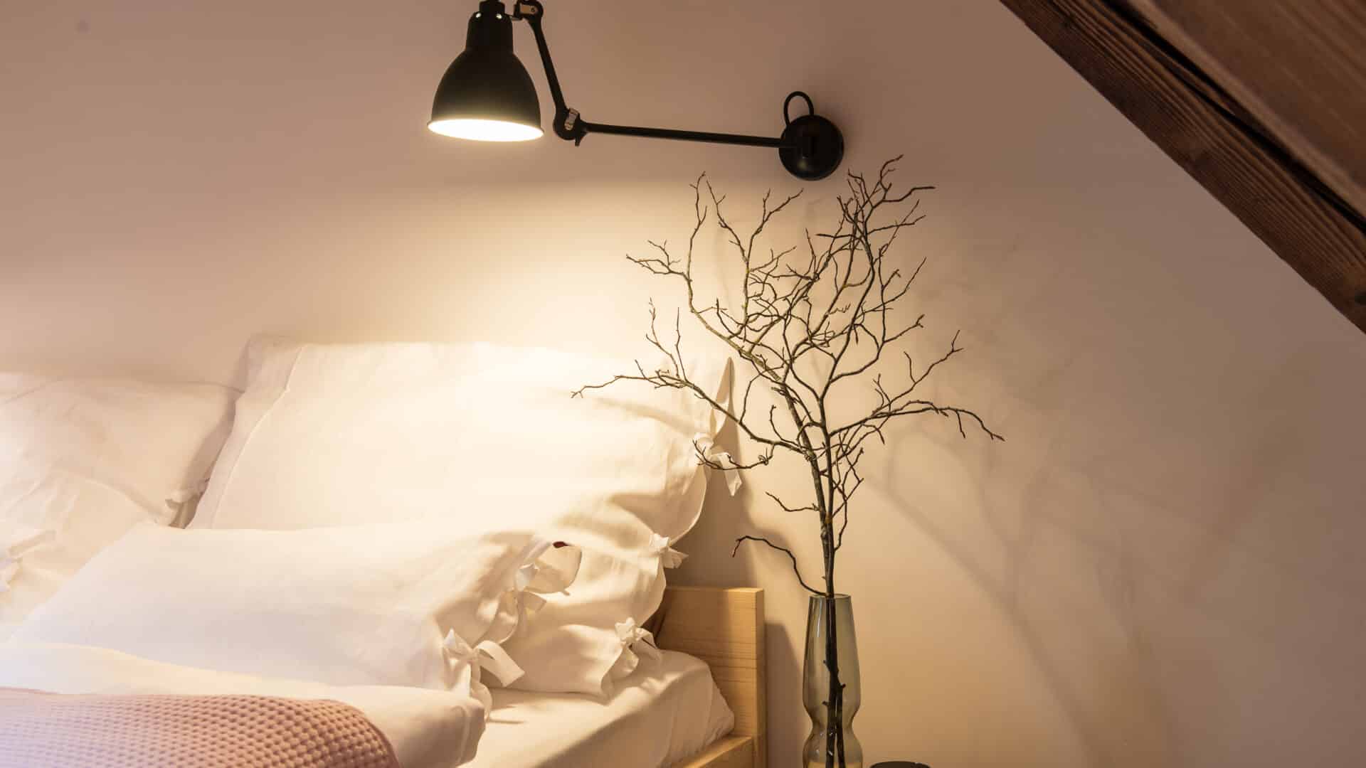 Bett mit Nachttisch im Palais Wunderlich