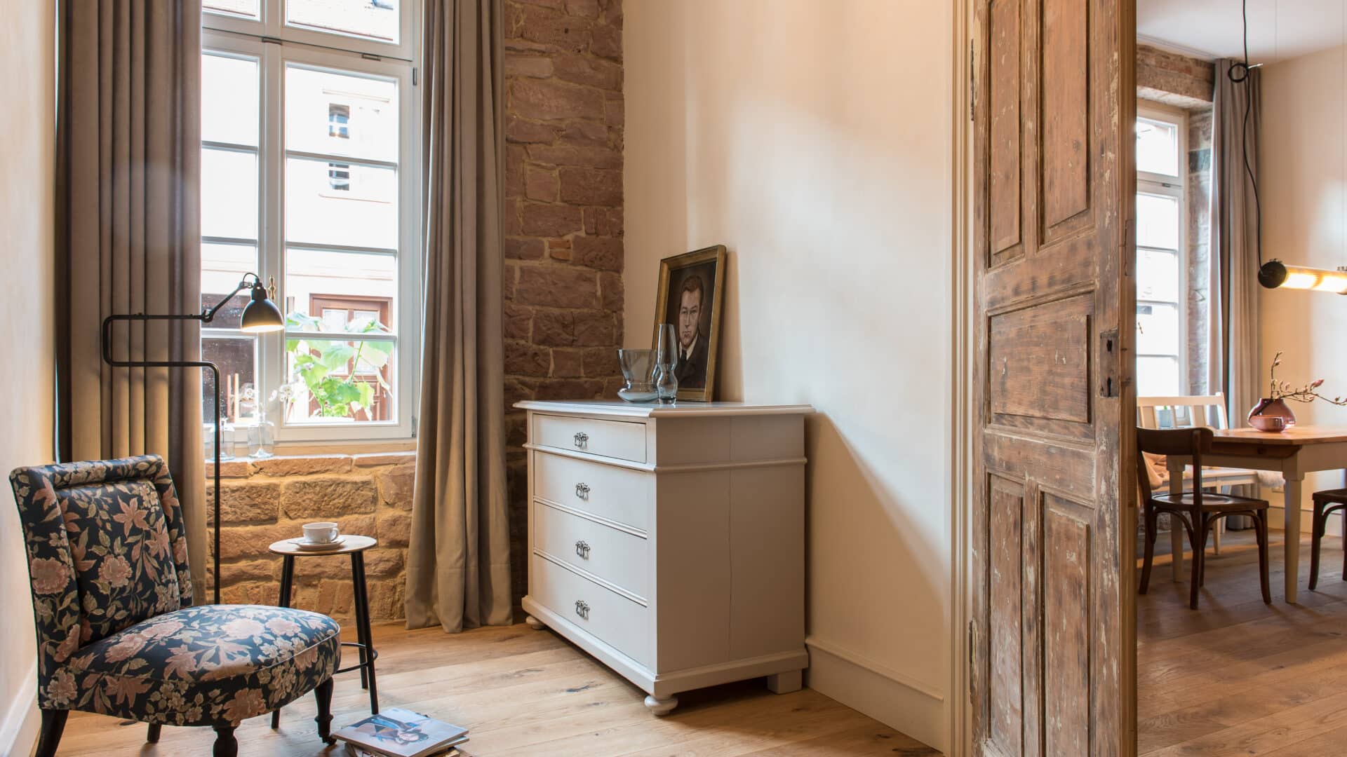 Zimmer mit Kommode im Palais Wunderlich