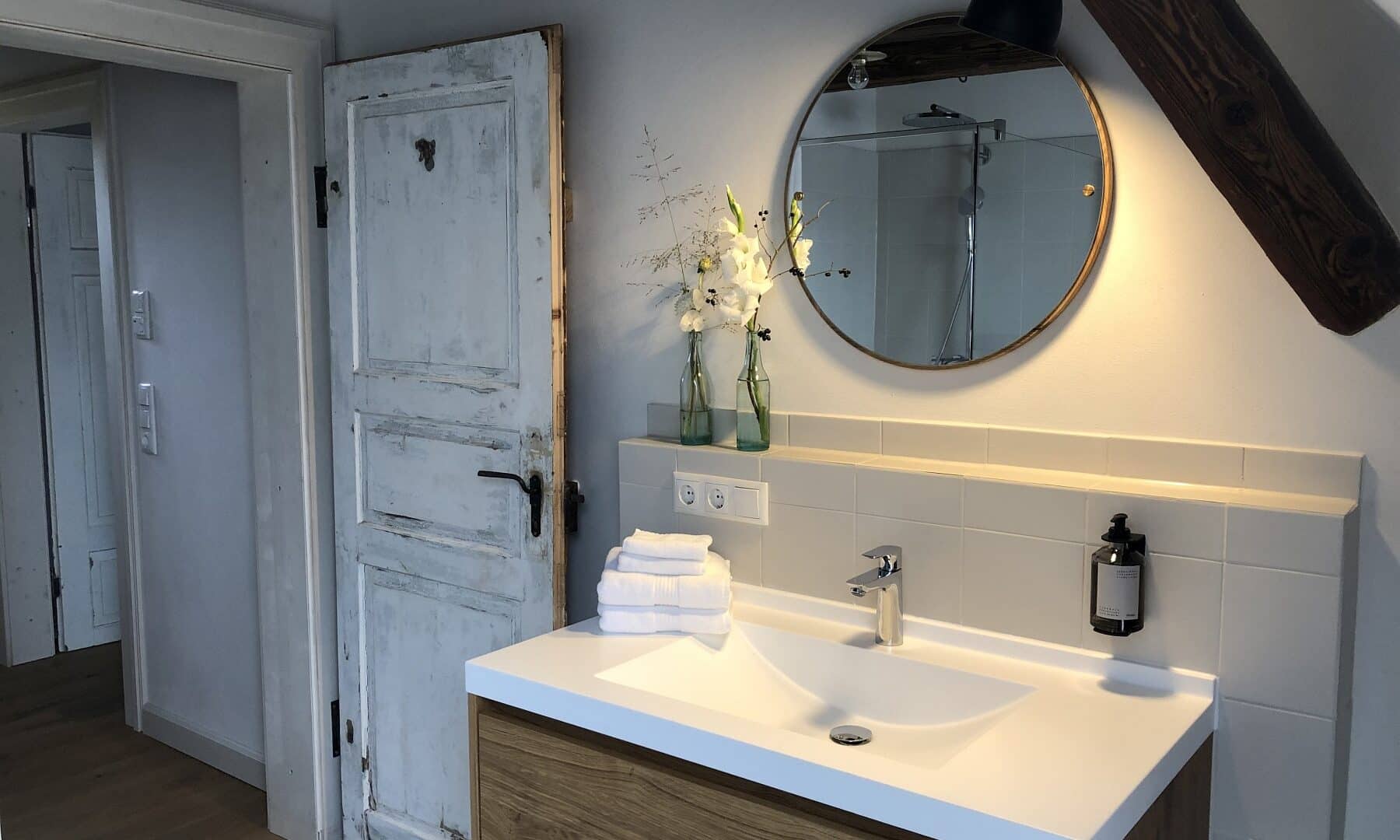 Badezimmer mit alter Holztür im Palais Wunderlich