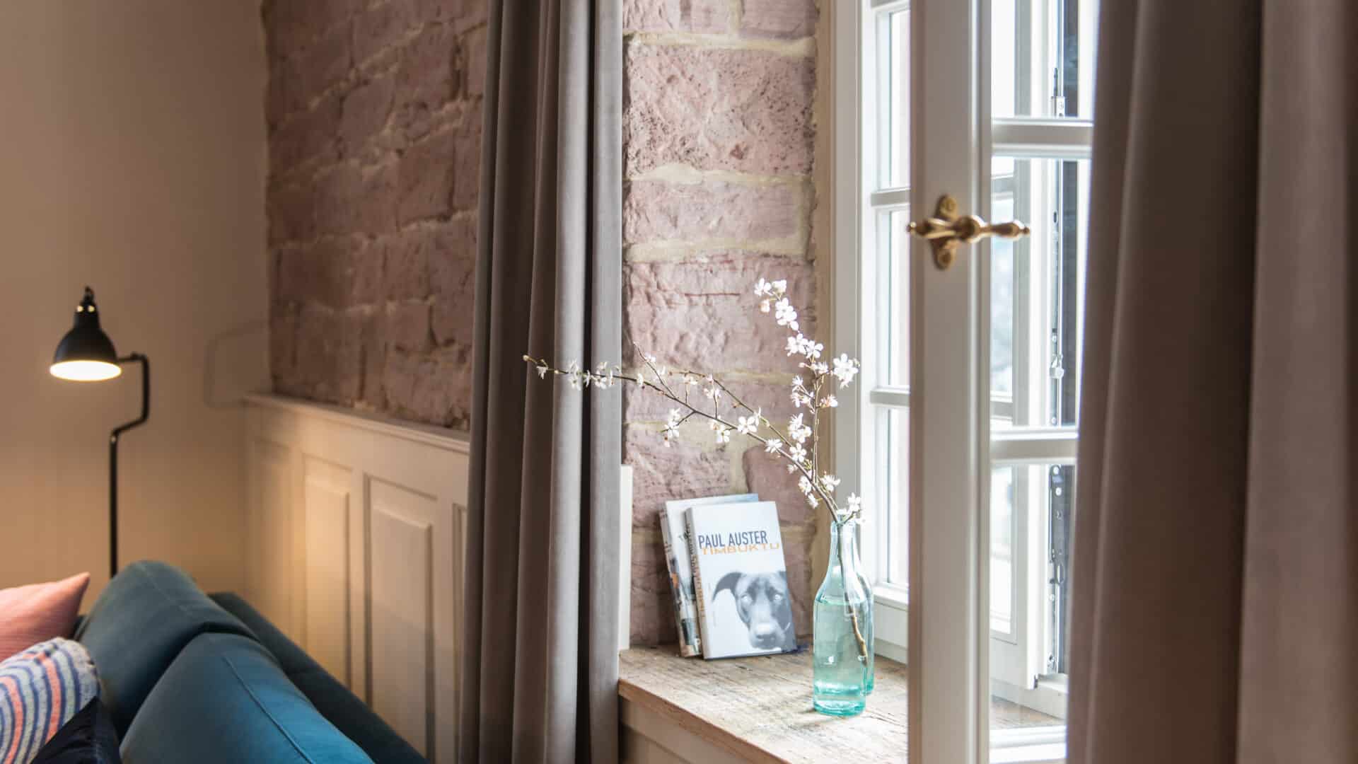 Fensternische mit Büchern im Palais Wunderlich