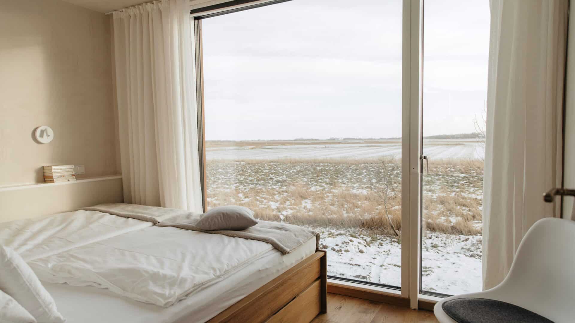 Doppelzimmer it Blick nach draußen durchs große Fenster im NorderdiekHuus