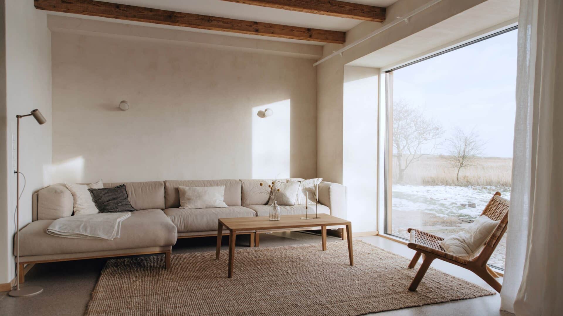 Wohnzimmer mit großem Panoramafenster im NorderdiekHuus