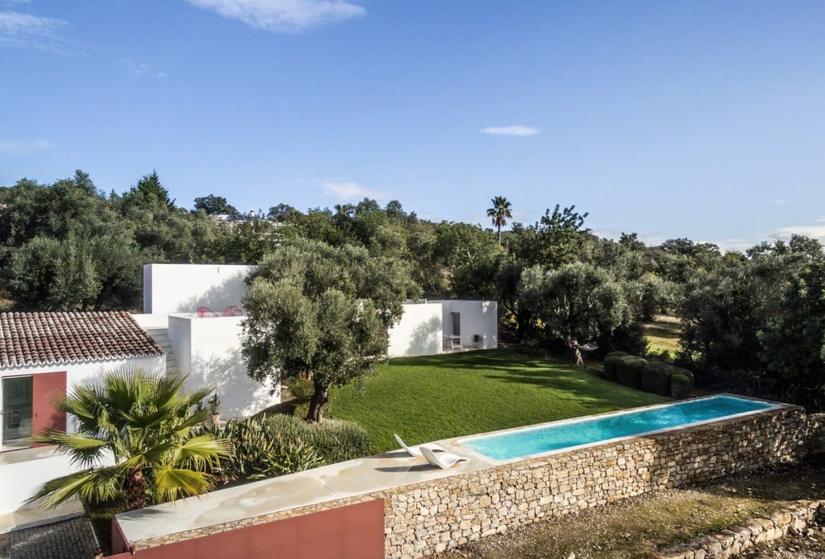 Blick auf das Anwesen der Casa Agostos mit Pool und Garten