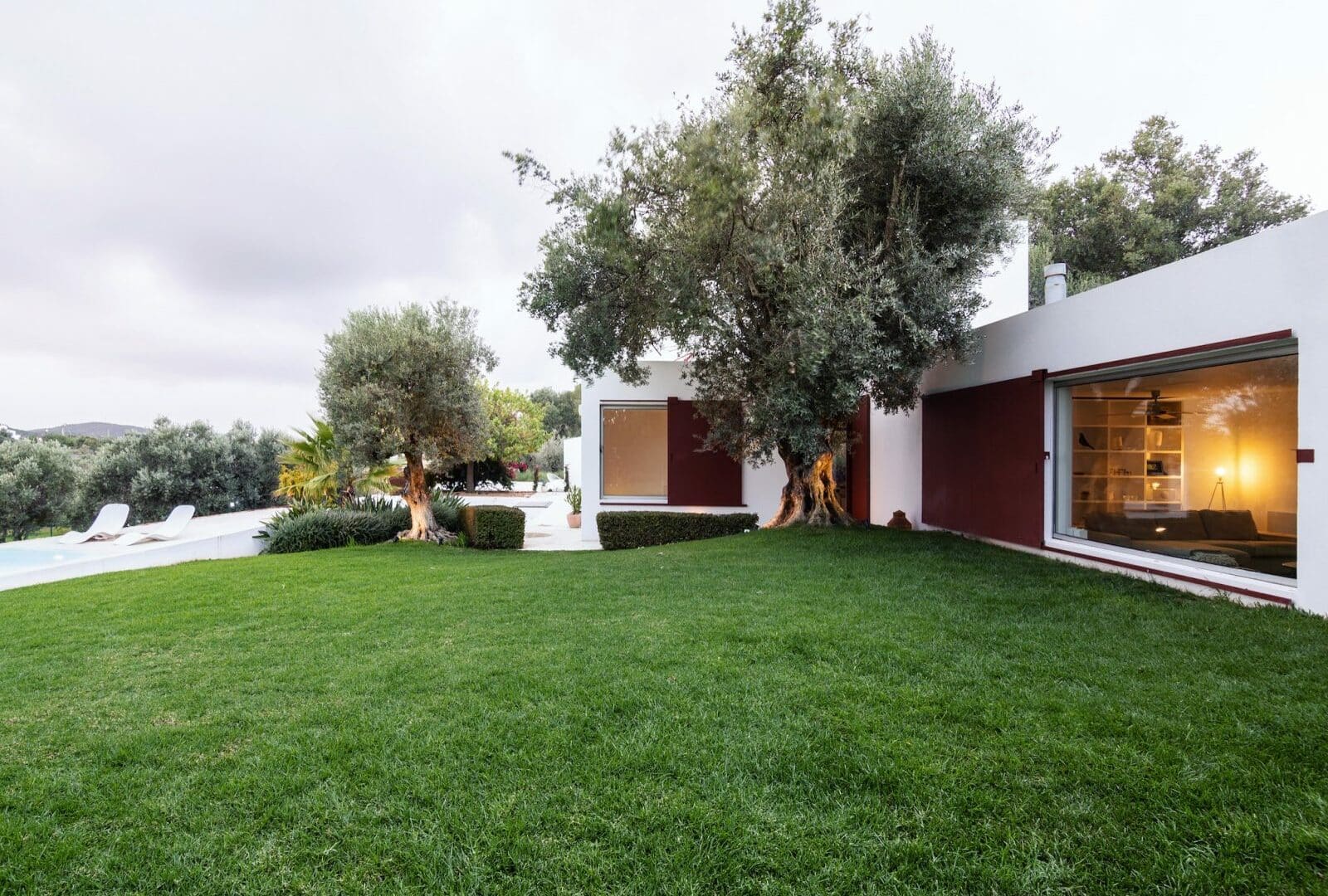 Villa Agostos von außen mit großem Rasengründstück