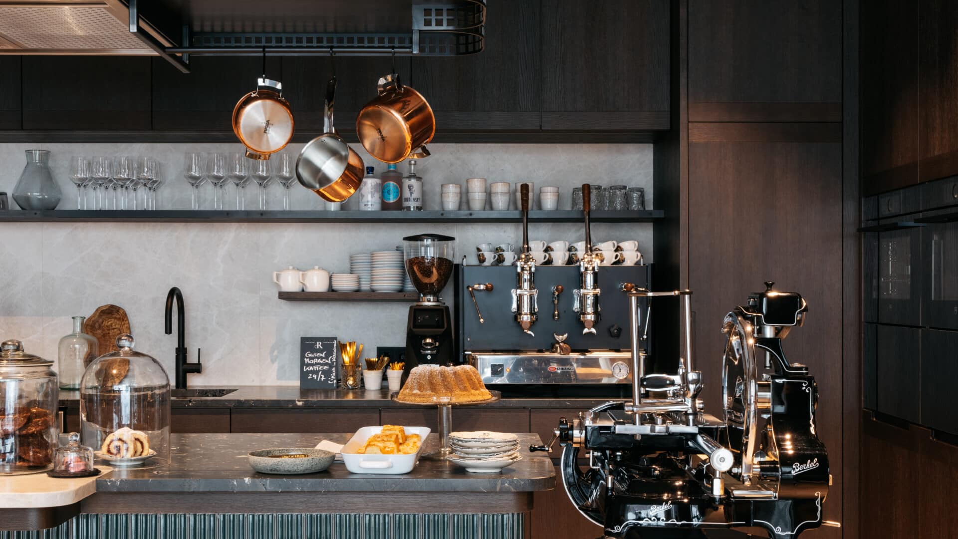 Bar mit Berkel-Maschine im Refugium Lunz