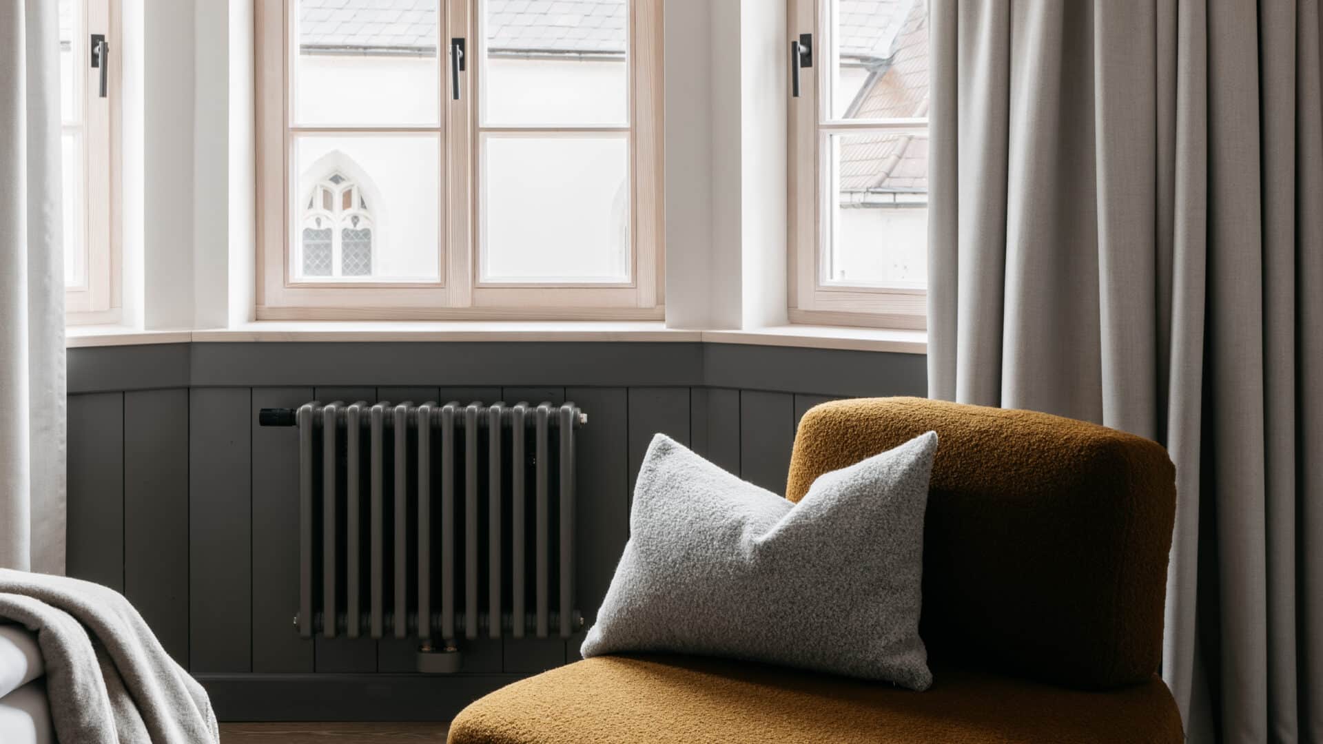 Sessel vor Fenster im Refugium Lunz