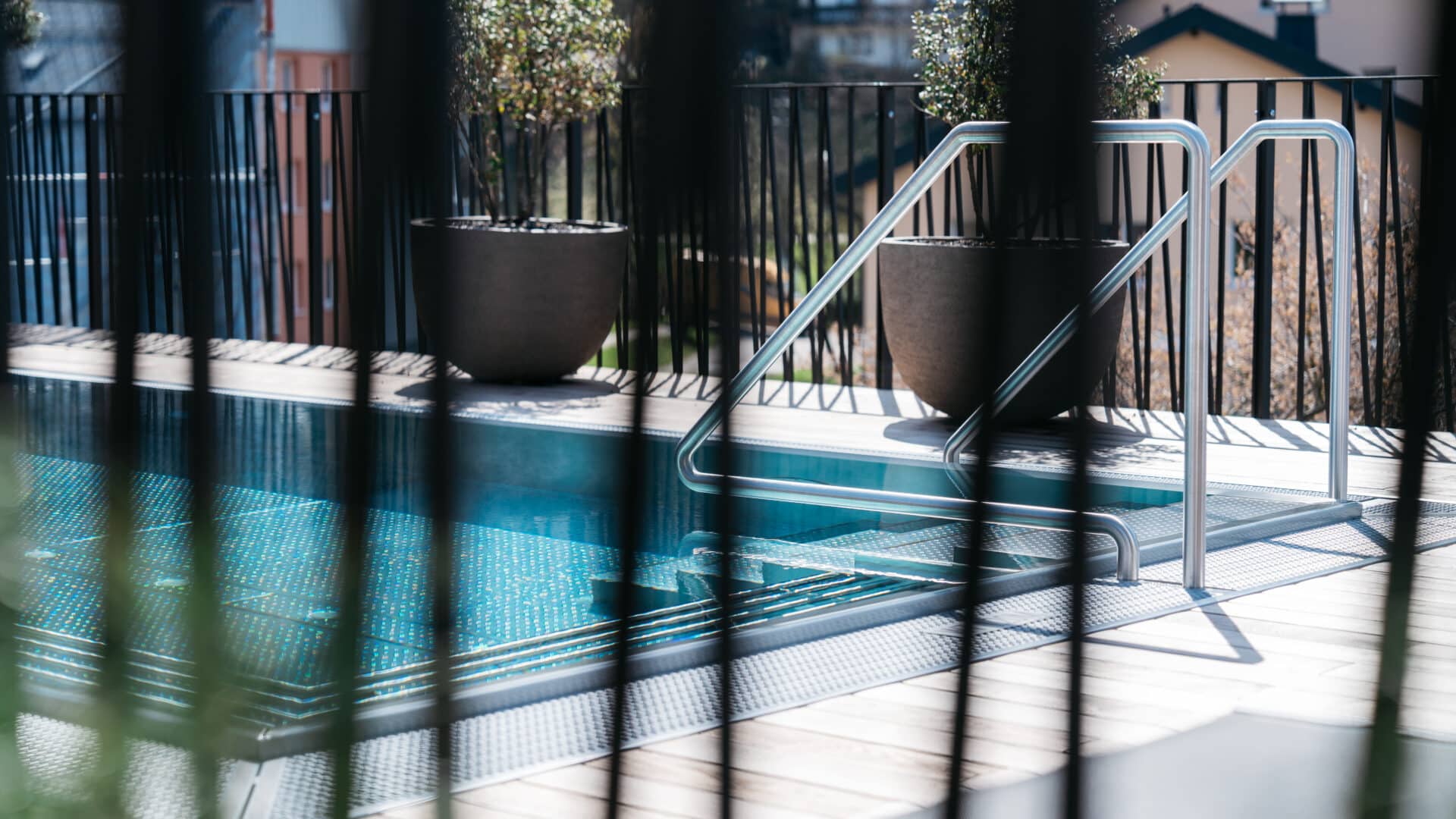 Blick auf den Pool durch Zaun im Refugium Lunz