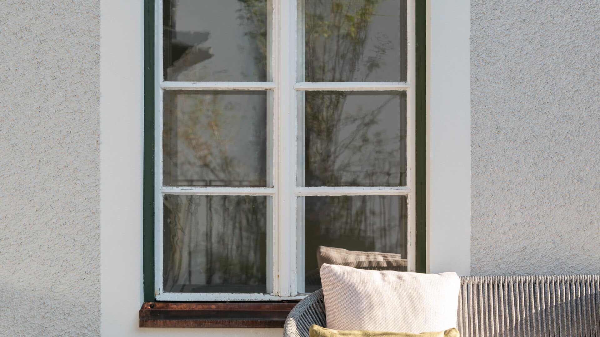 Outdoorsitzplatz vor Bogenfenster im Refugium Lunz