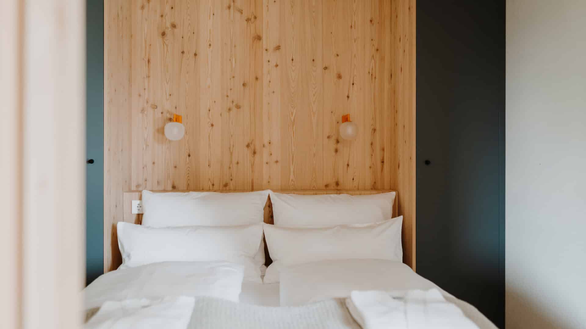 Doppelbett im Zimmer des Refugium Rochus