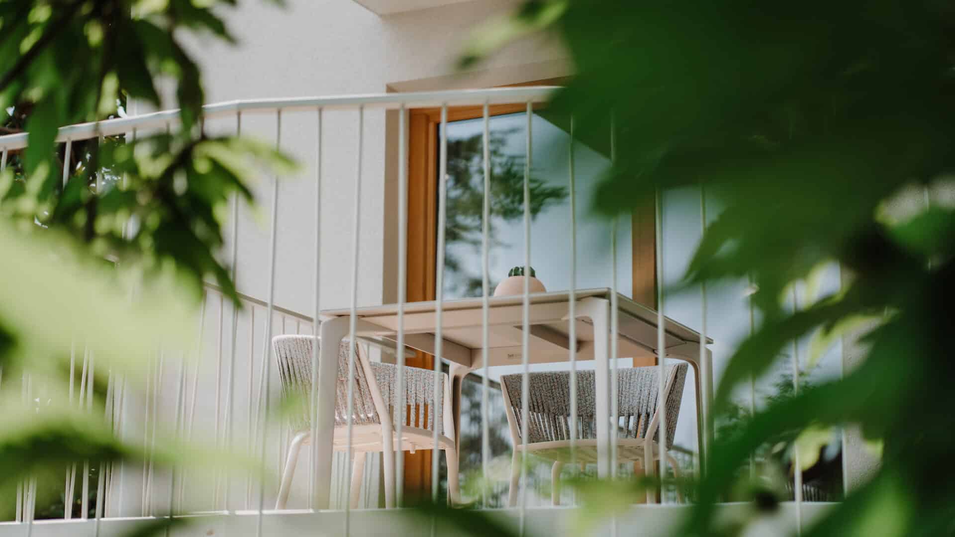 Essplatz auf einem Balkon des Refugium Rochus