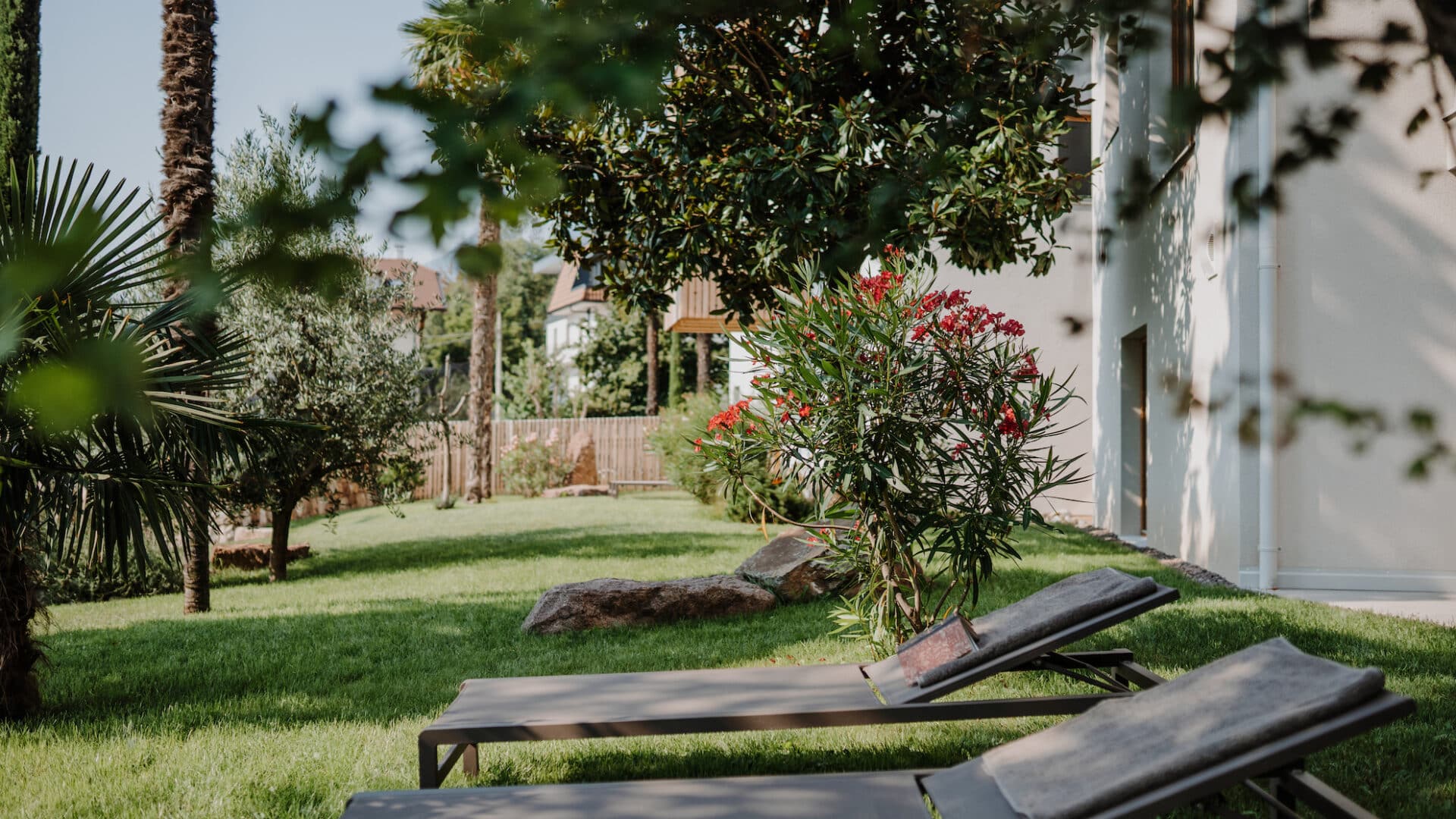 Garten mit Liegen im Refugium Rochus