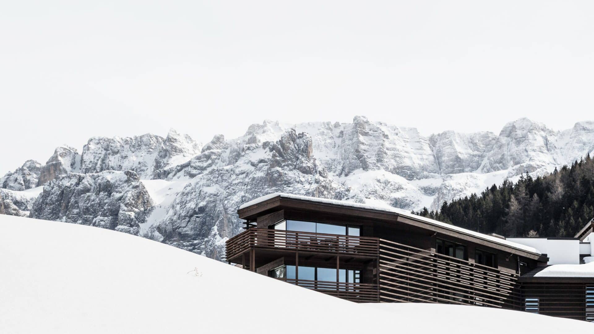 Saleghes Dolomites im Schnee mit Bergen