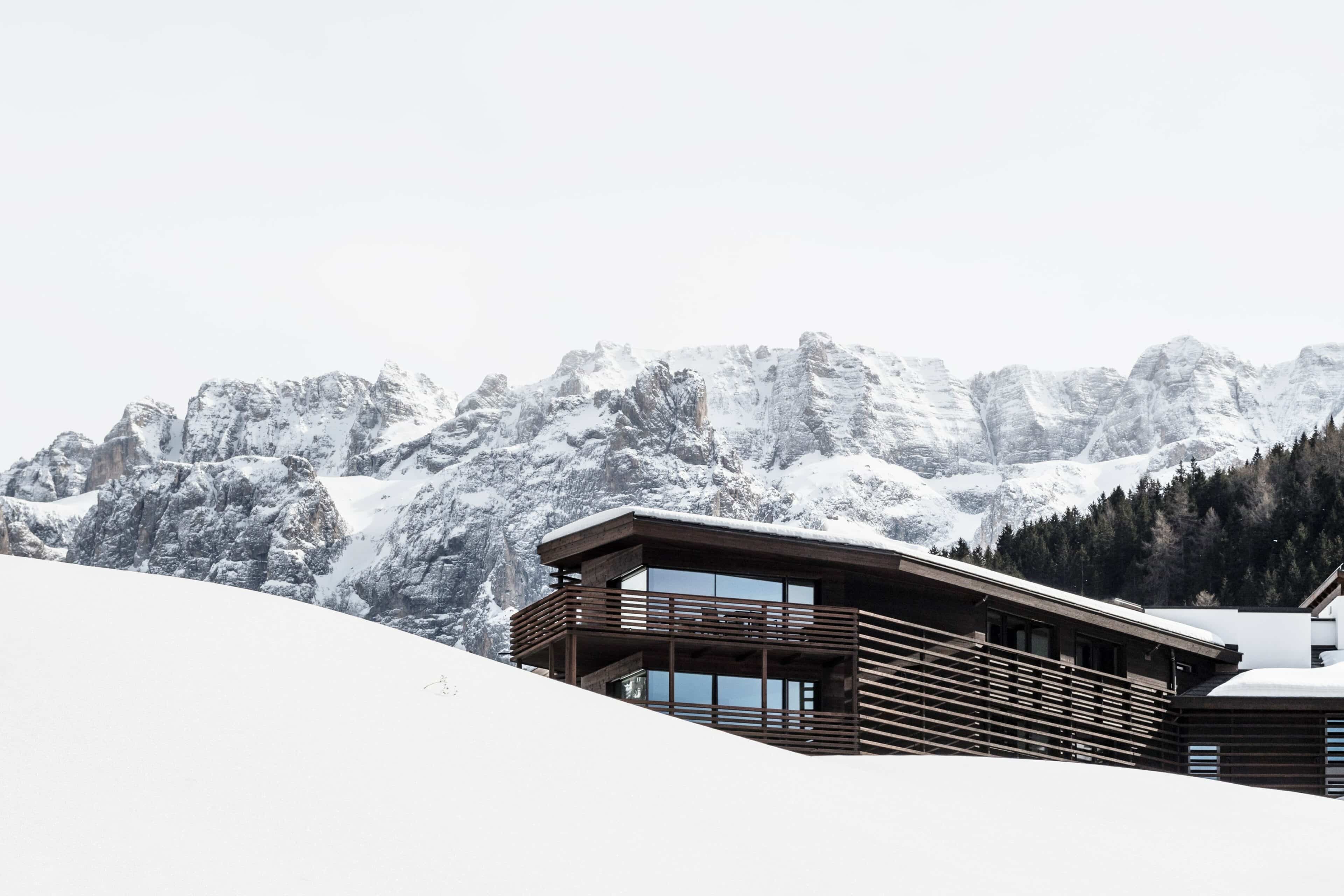 Saleghes Dolomites im Schnee mit Bergen