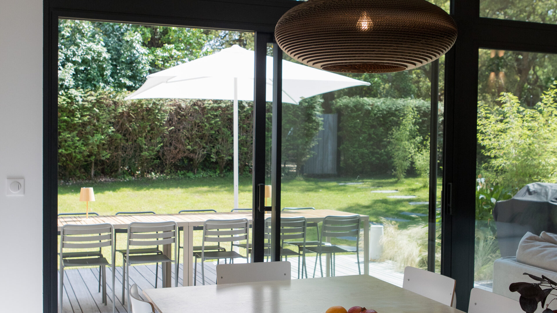 Wohnraum mit Esstisch und Blick nach draußen, Salty Woods
