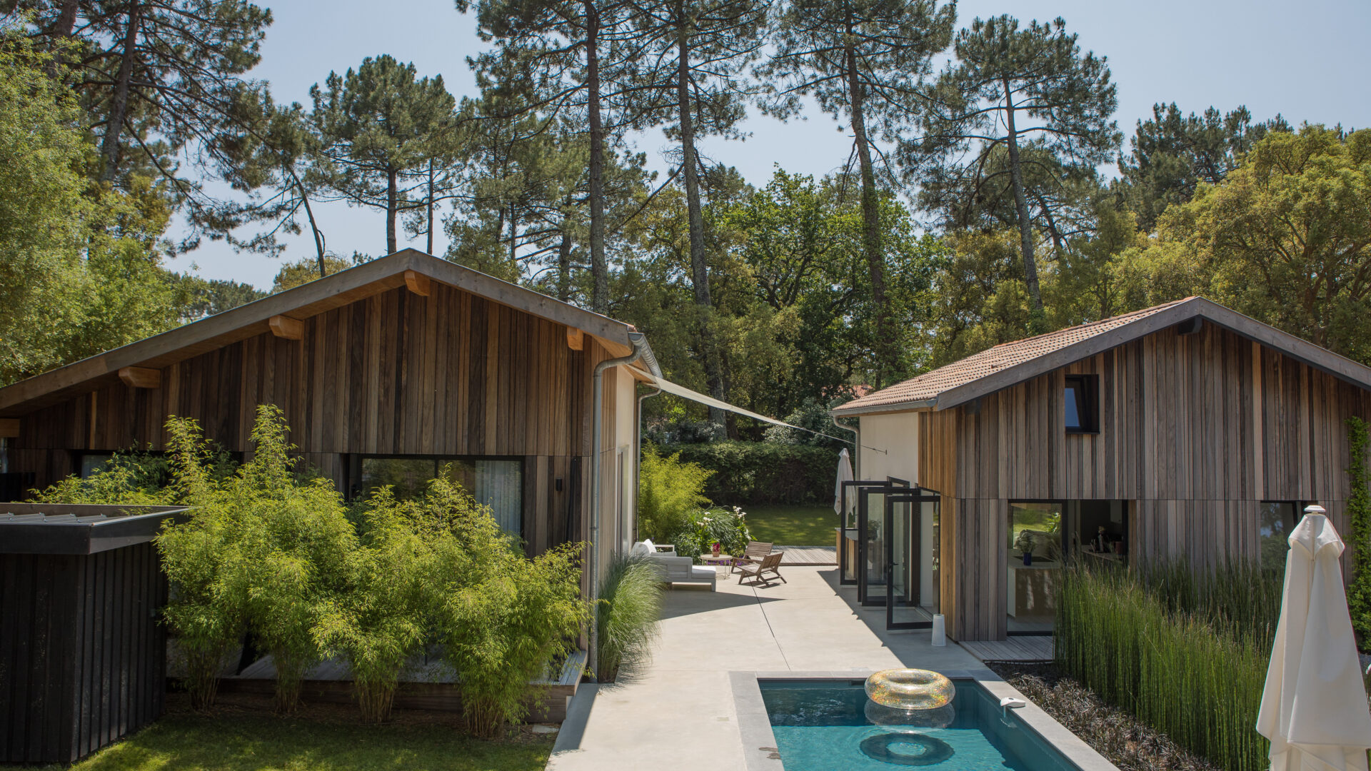zwei Häuser mit Pool dazwischen, Salty Woods