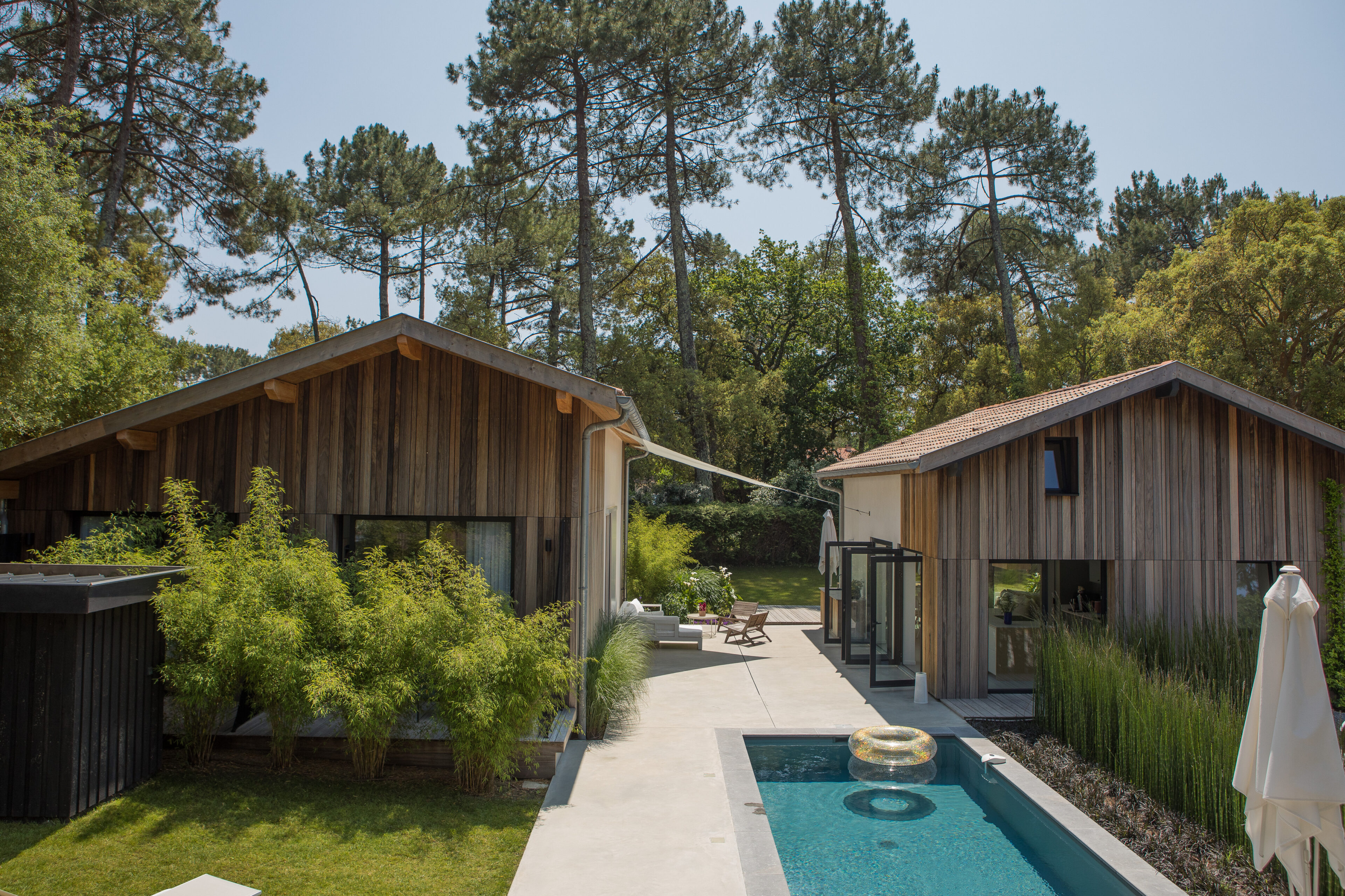 zwei Häuser mit Pool dazwischen, Salty Woods