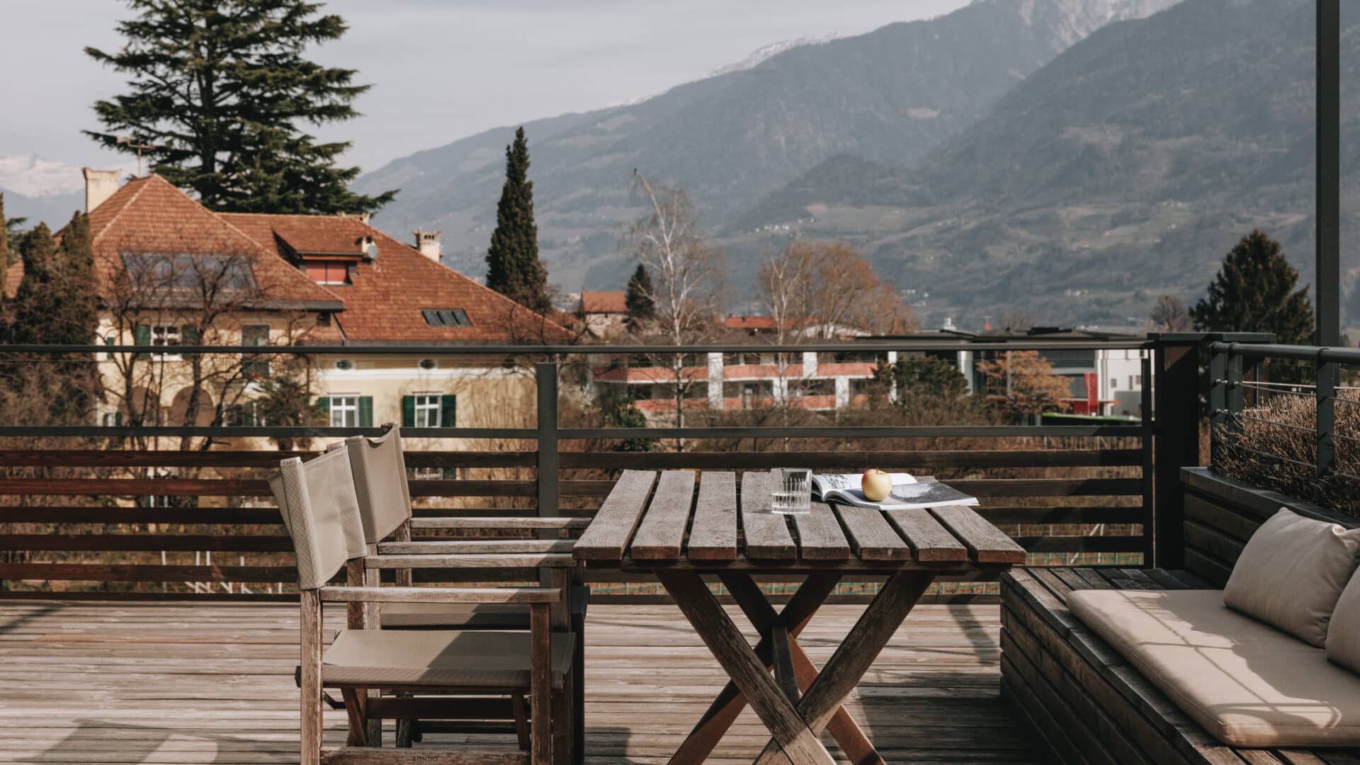 Outdoor-Sitzplatz mit Ausblick auf die Berge im Hotel Schwarzschmied
