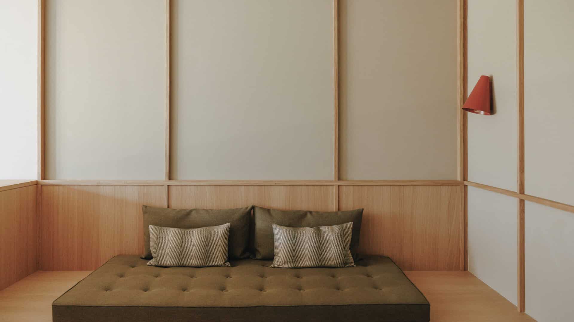 Sofa im Japandi-Stil im Hotelzimmer im Schwarzschmied