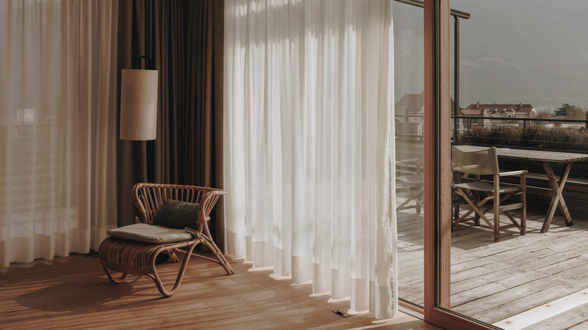 Lesesessel und Balkon im Hotelzimmer des Schwarzschmied