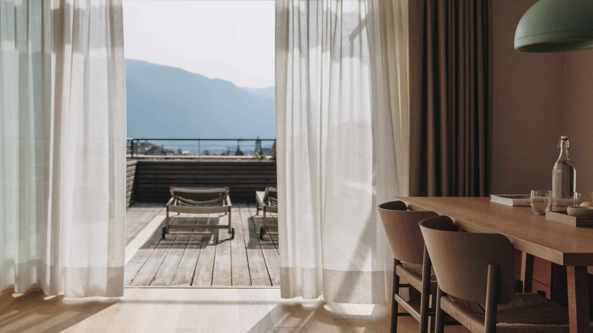 offenes Fenster und Balkon in einem Zimmer im Hotel Schwarzschmied