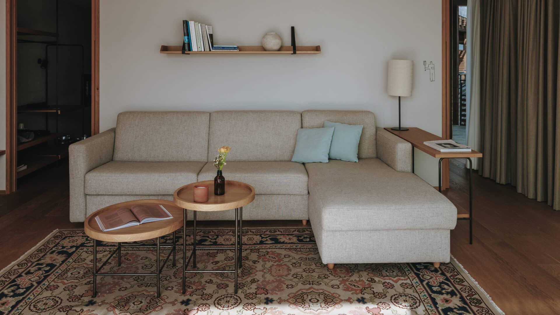 Sofa im Wohnzimmer im Hotel Schwarzschmied