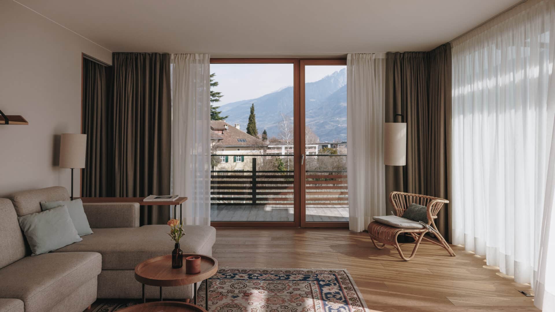 Sitzecke und großes Fenster im Hotelzimmer des Schwarzschmied