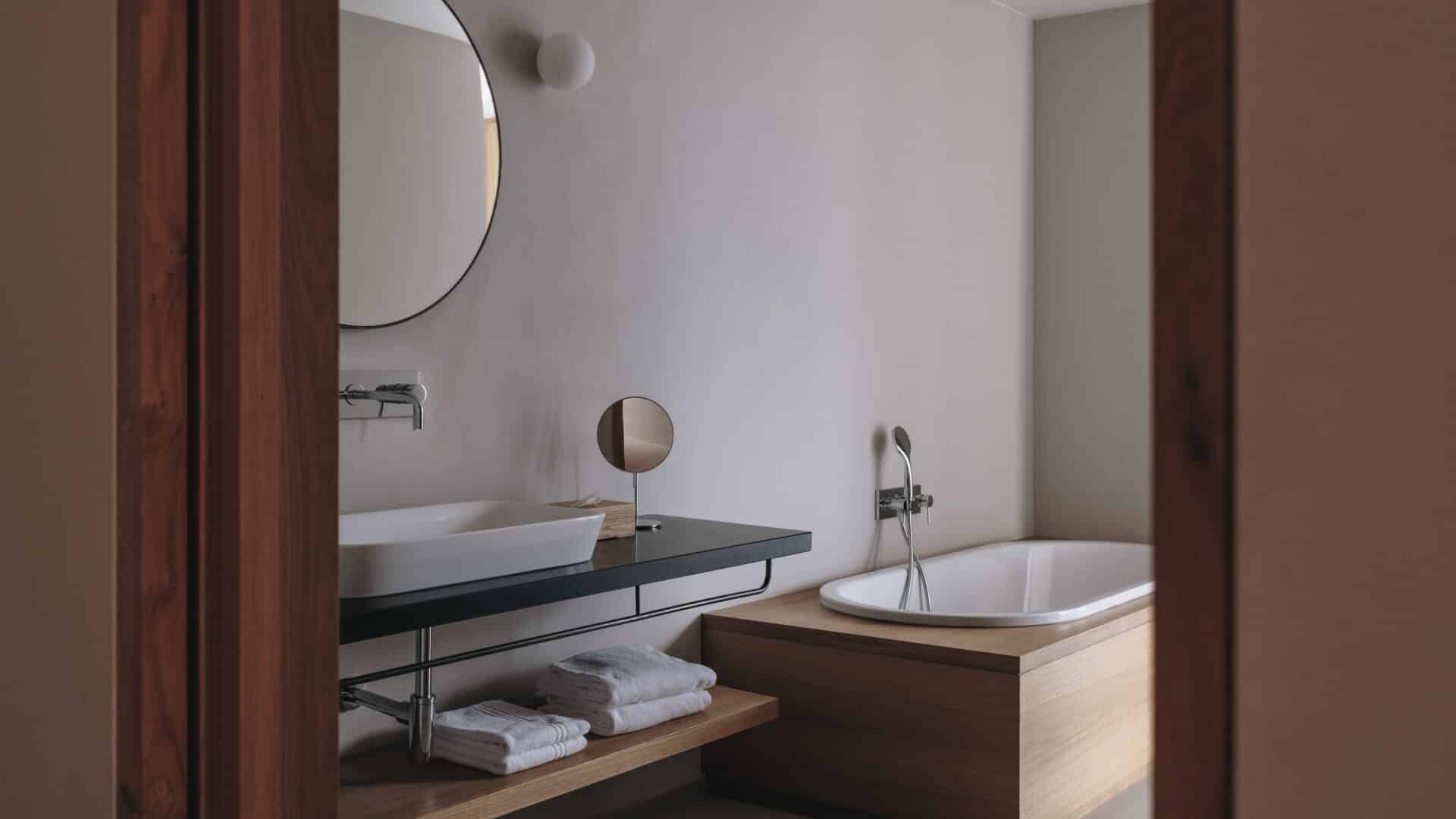 Badezimmer im Hotelzimmer des Schwarzschmied
