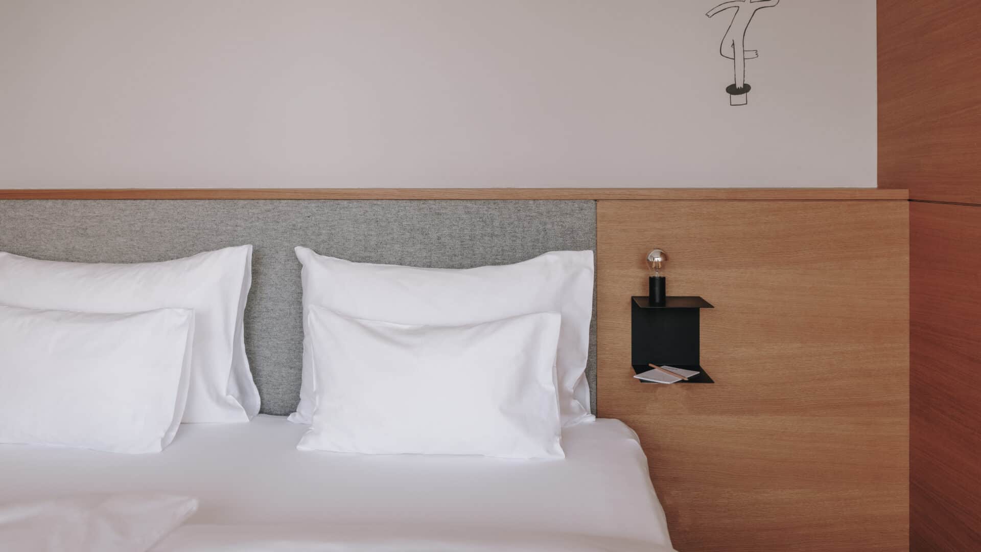 Kopfteil des Betts im Doppelzimmer des Hotel Schwarzschmied