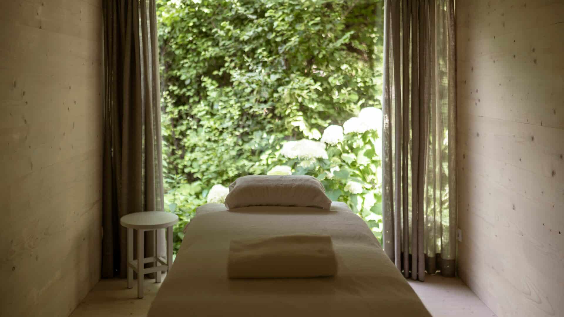 Behandlungsliege im Wellnessraum des Hotel Schwarzschmied