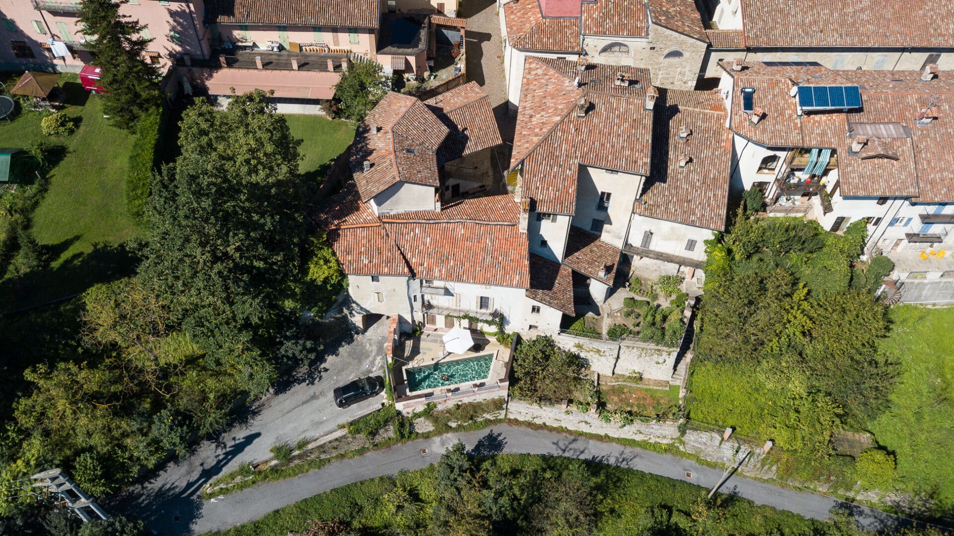 Blick von oben auf die Häuser des Vereins Serafiba