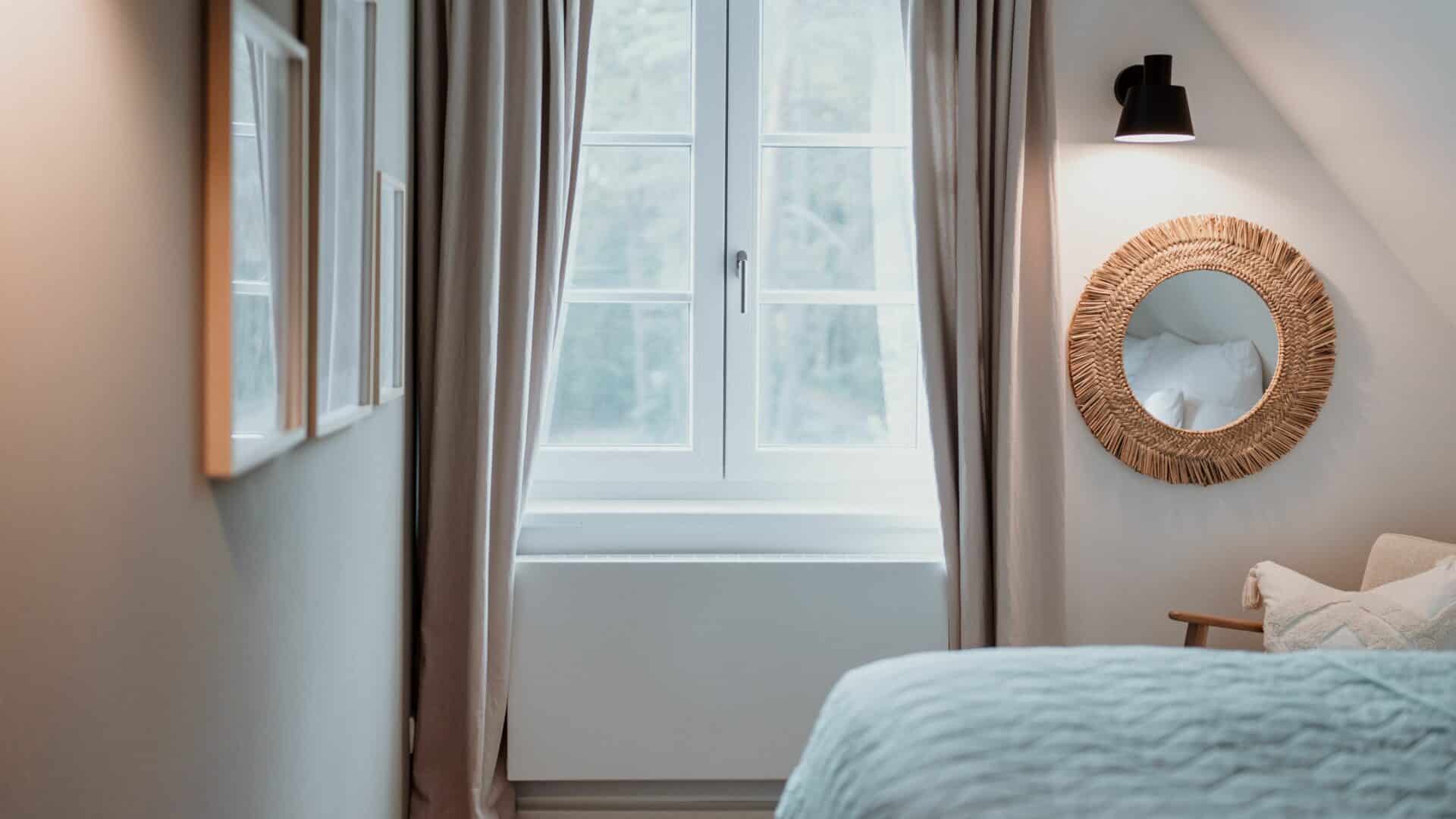 Fenster und Bett im Schlafzimmer des Spreewaldhaus